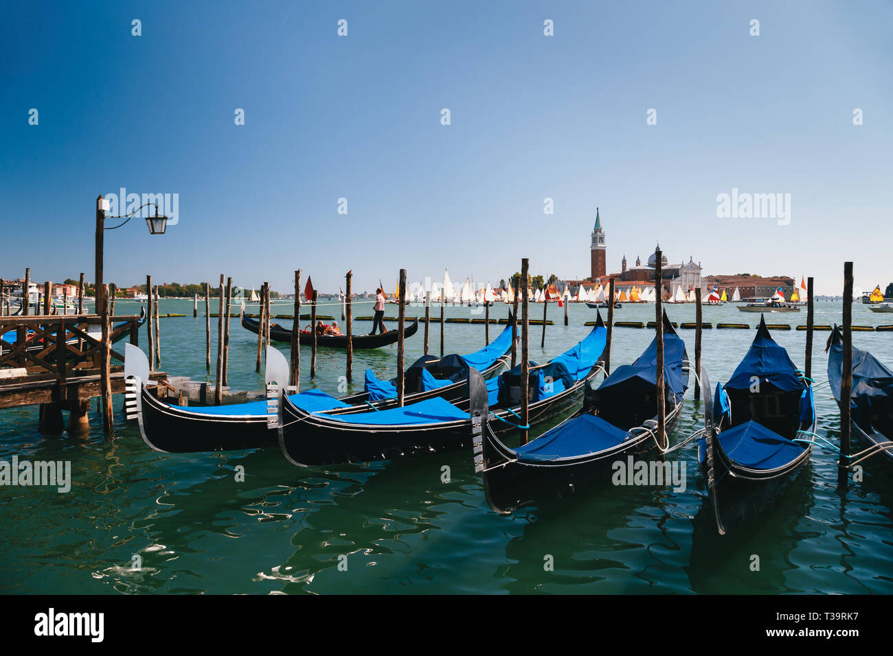 Venezia, Italia - SETTEMBRE, 9 2018: gondole stazione in Traghetto molo vicino a Piazza San Marco con San Giorgio Maggiore e la regata alla ba Foto Stock