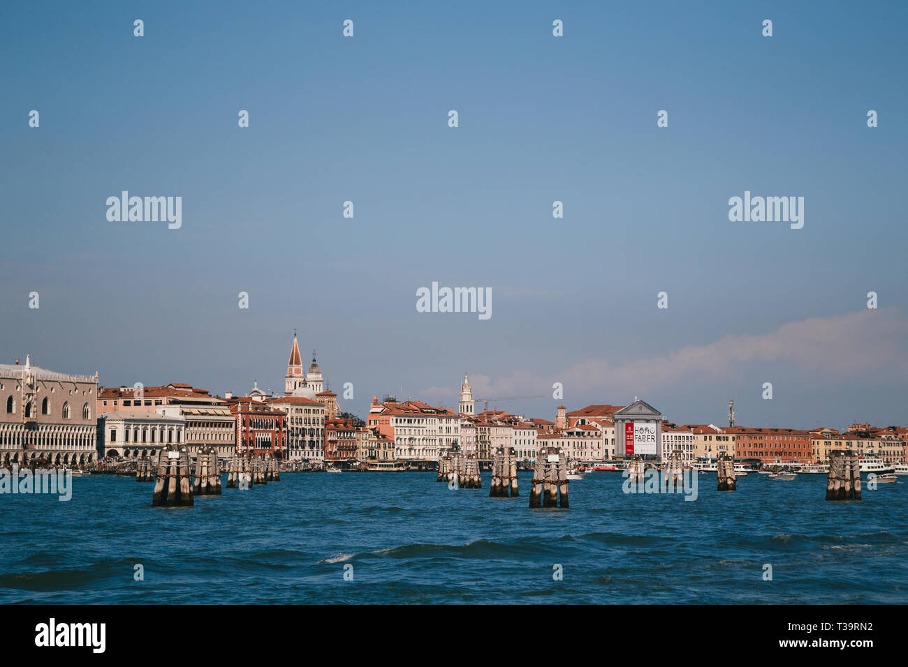 Venezia, Italia - SETTEMBRE, 9 2018: vista panoramica di Venezia dal Canale della Giudecca con il legno pali di ormeggio in acqua. Foto Stock