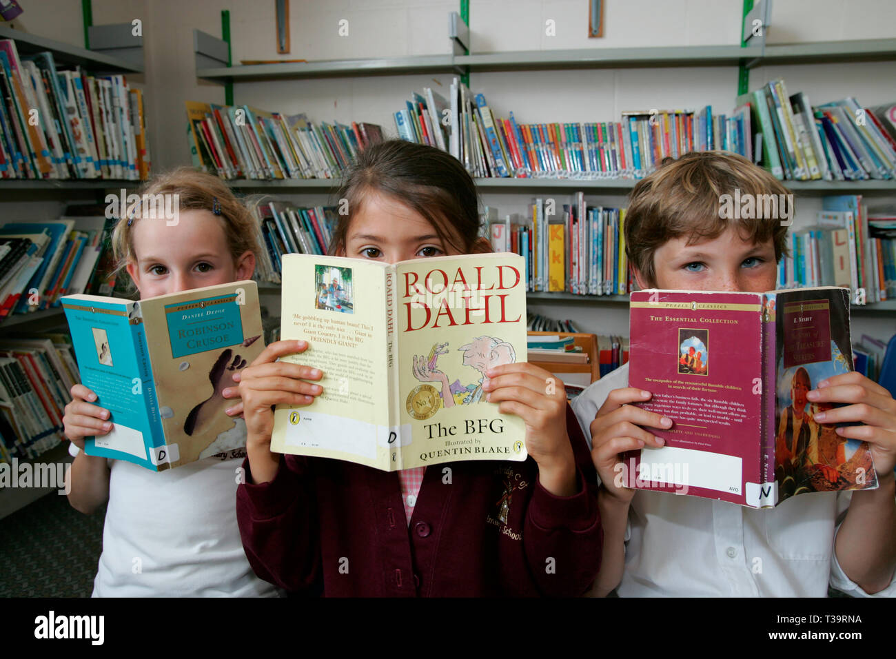 Primary,scuola,alunni,i bambini,ragazza,BOY,leggere,biblioteca,junior,Roald Dahl,la BFG, bambini,prenota,libri,il peering,oltre,prenota,libri,southern,Inghilterra, Foto Stock