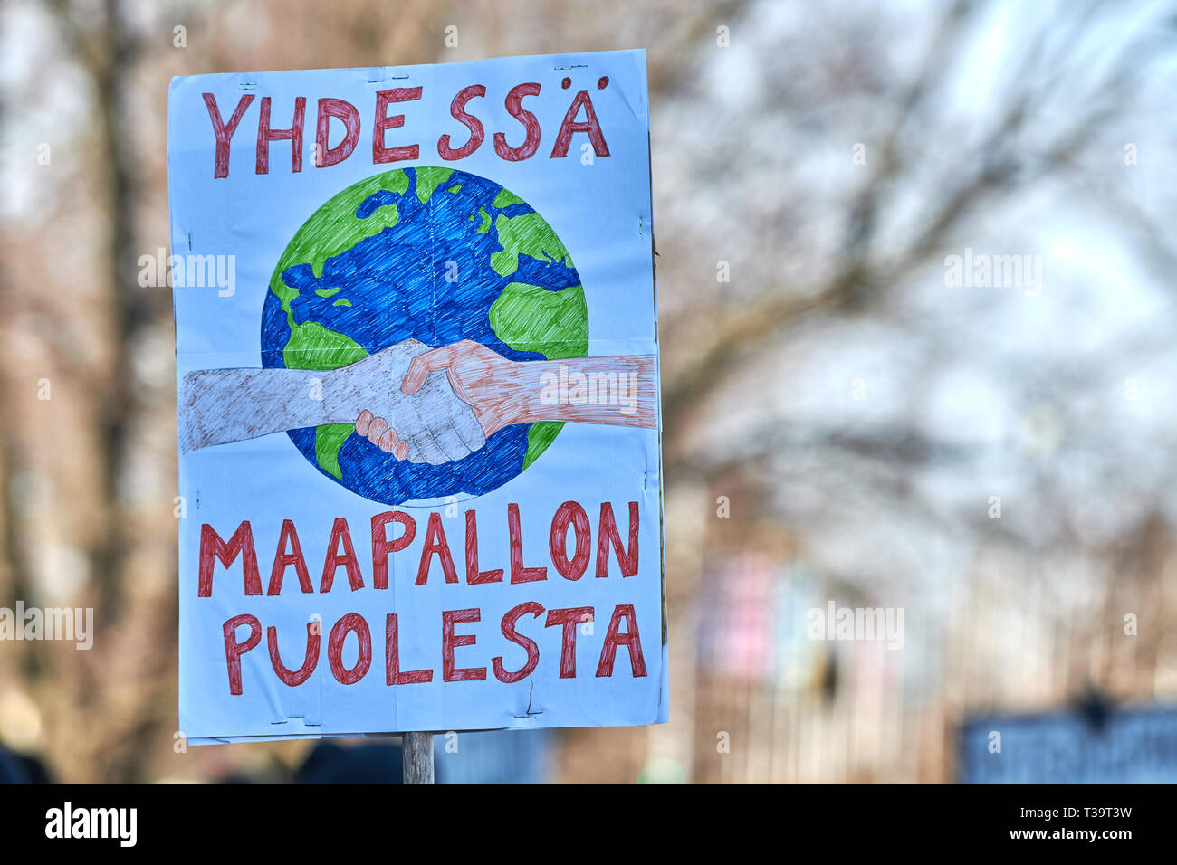 Helsinki, Finlandia - 6 Aprile 2019: Marzo e dimostrazione contro il cambiamento climatico (Ilmastomarssi) nel centro di Helsinki, Finlandia, a cui hanno partecipato più di Foto Stock