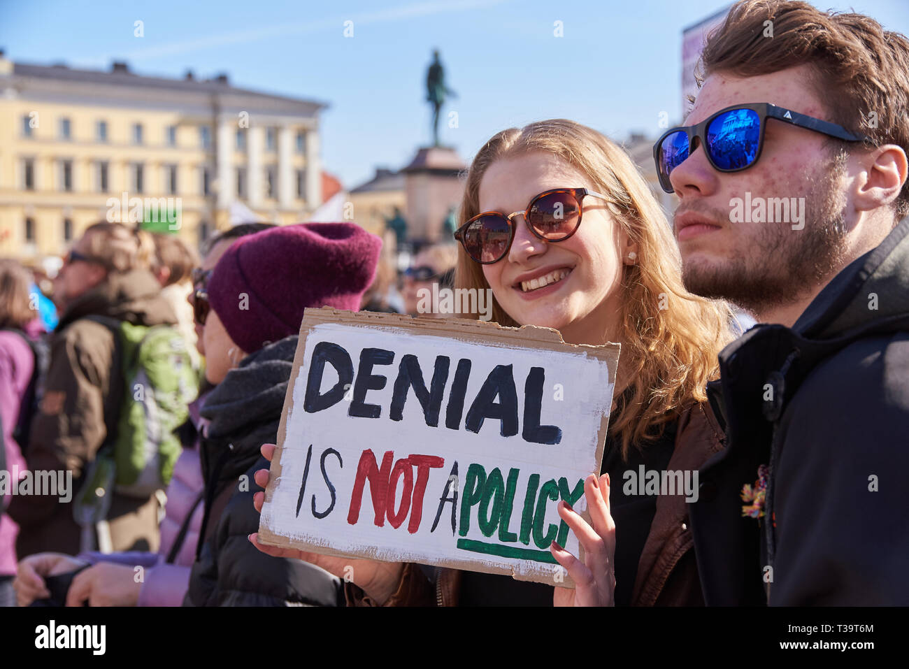 Helsinki, Finlandia - 6 Aprile 2019: Marzo e dimostrazione contro il cambiamento climatico (Ilmastomarssi) nel centro di Helsinki, Finlandia, a cui hanno partecipato più di Foto Stock