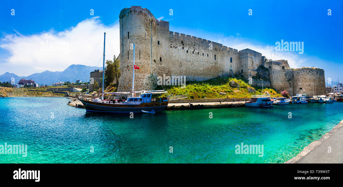 Bella Kyrenia città vecchia,vista con un mare azzurro e fortezza,Cipro,parte turca. Foto Stock