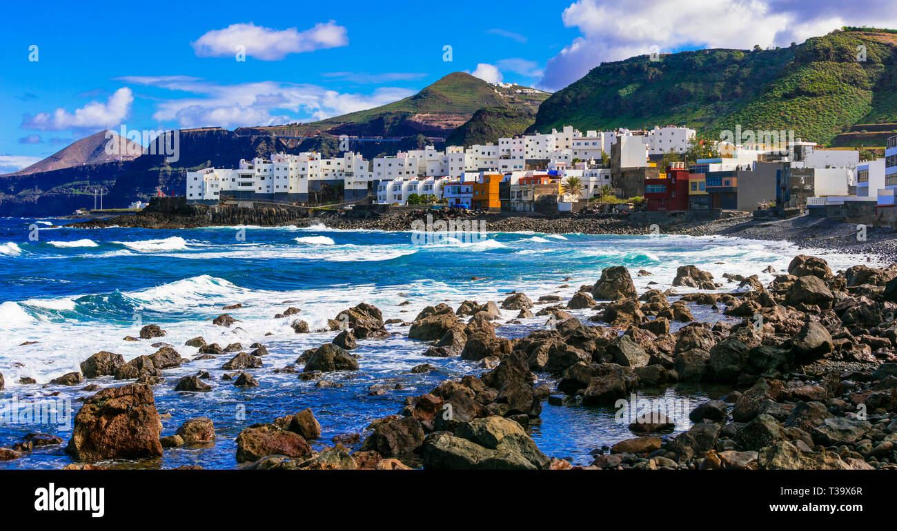 Tradizionali case colorate e le montagne in El Roque en el Pagador de Moya,Gran Canaria,Spagna. Foto Stock