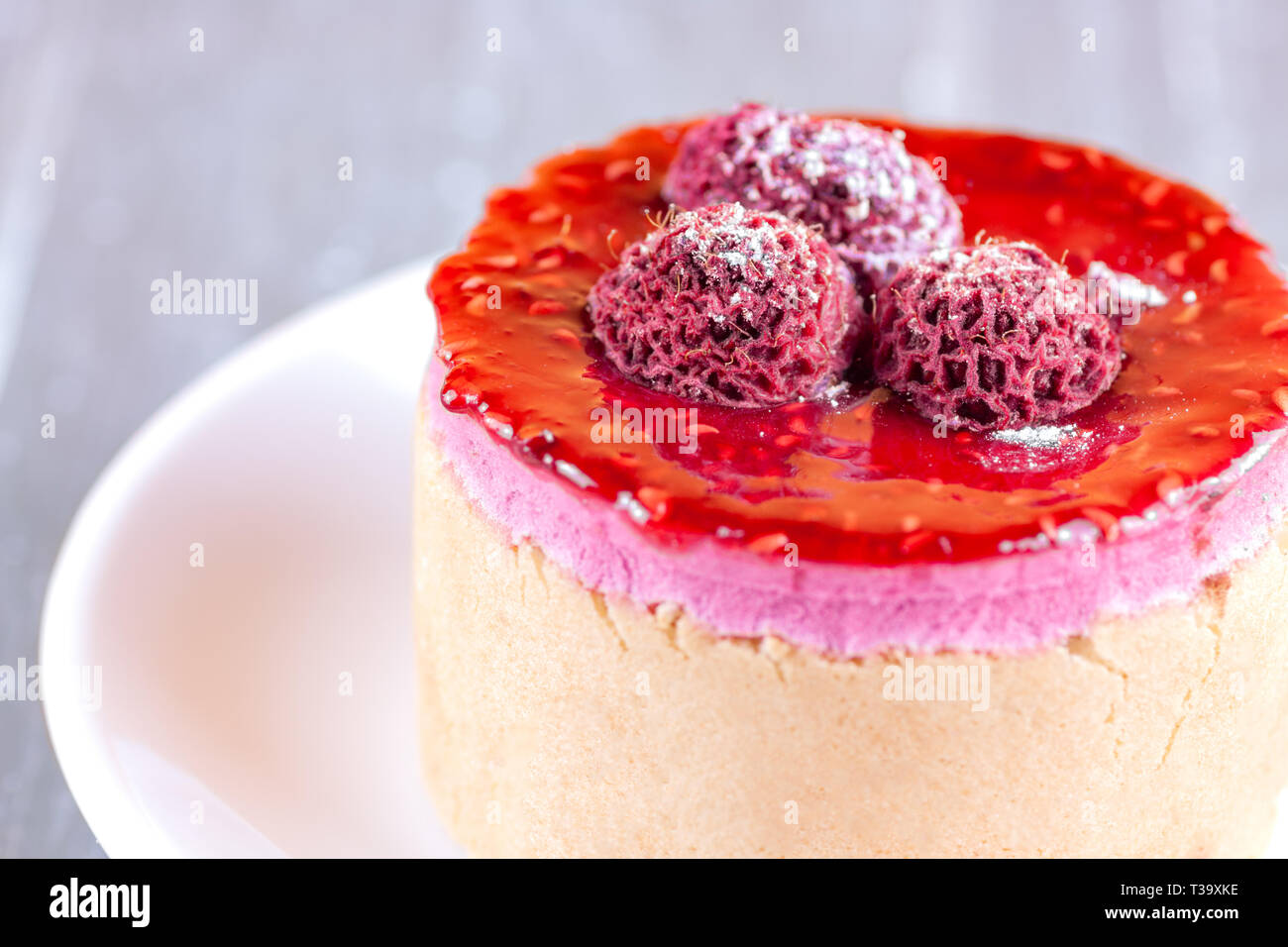 Torta di lamponi e pan di spagna isolato Foto Stock