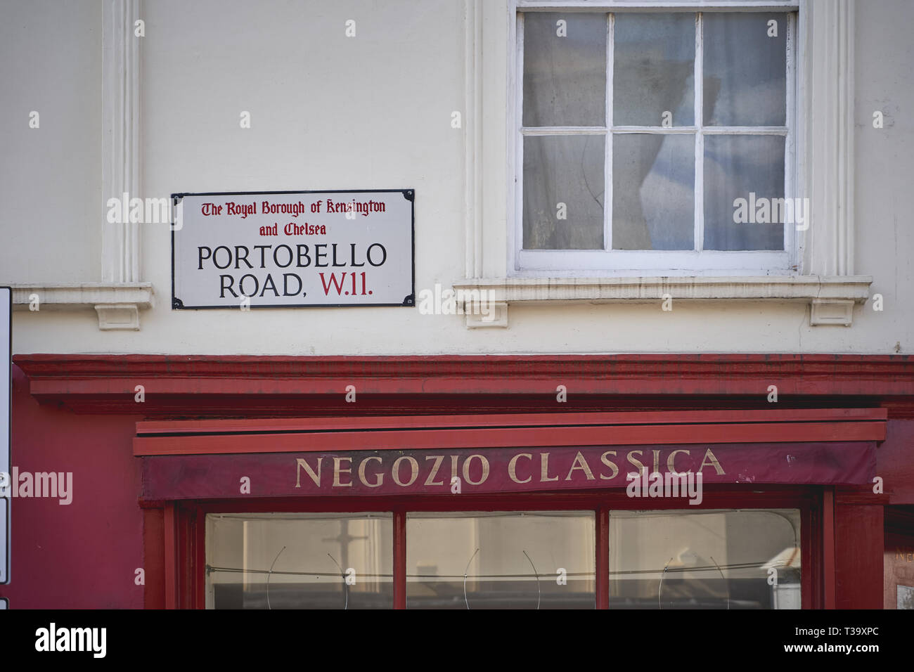 London, Regno Unito - Novembre, 2018. Portobello Road a Notting Hill. Essa ospita il mercato dell'antiquariato più grande del mondo con oltre 1.000 concessionari. Foto Stock