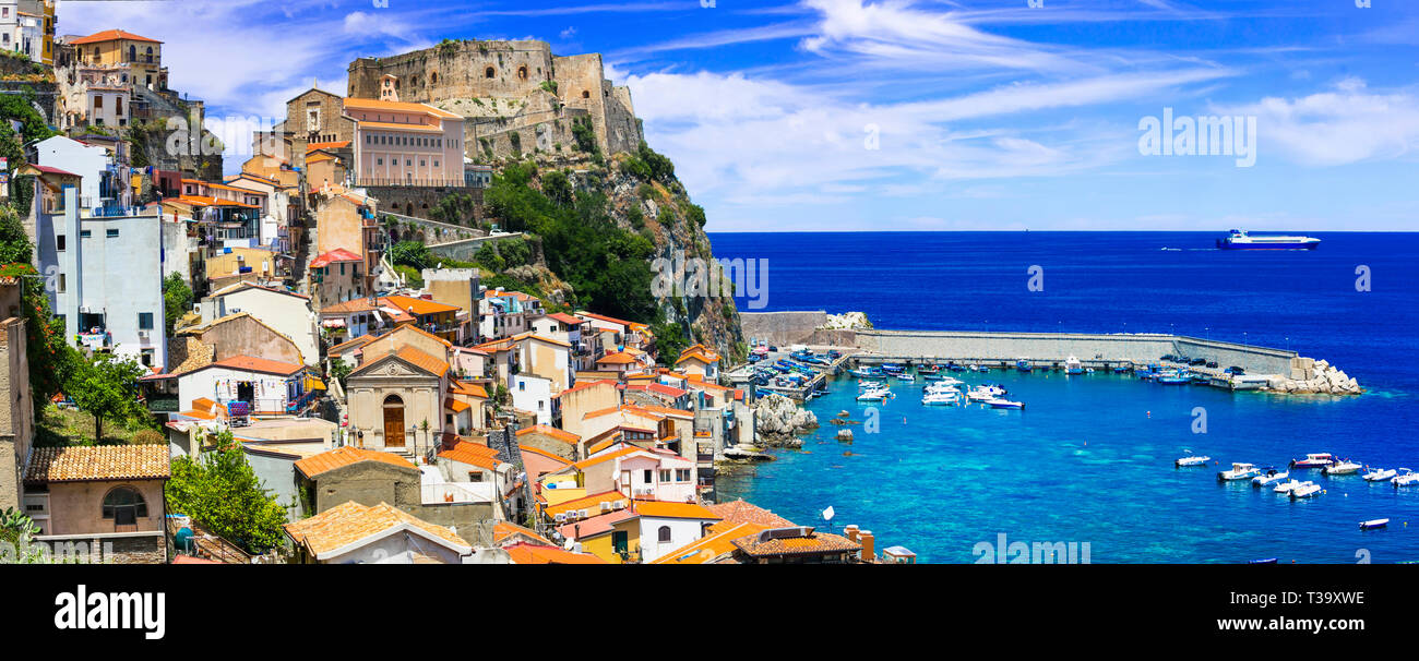 Viaggi in Calabria. vacanze estive a Scilla città. borgo medievale con grandi spiagge. Italia Foto Stock