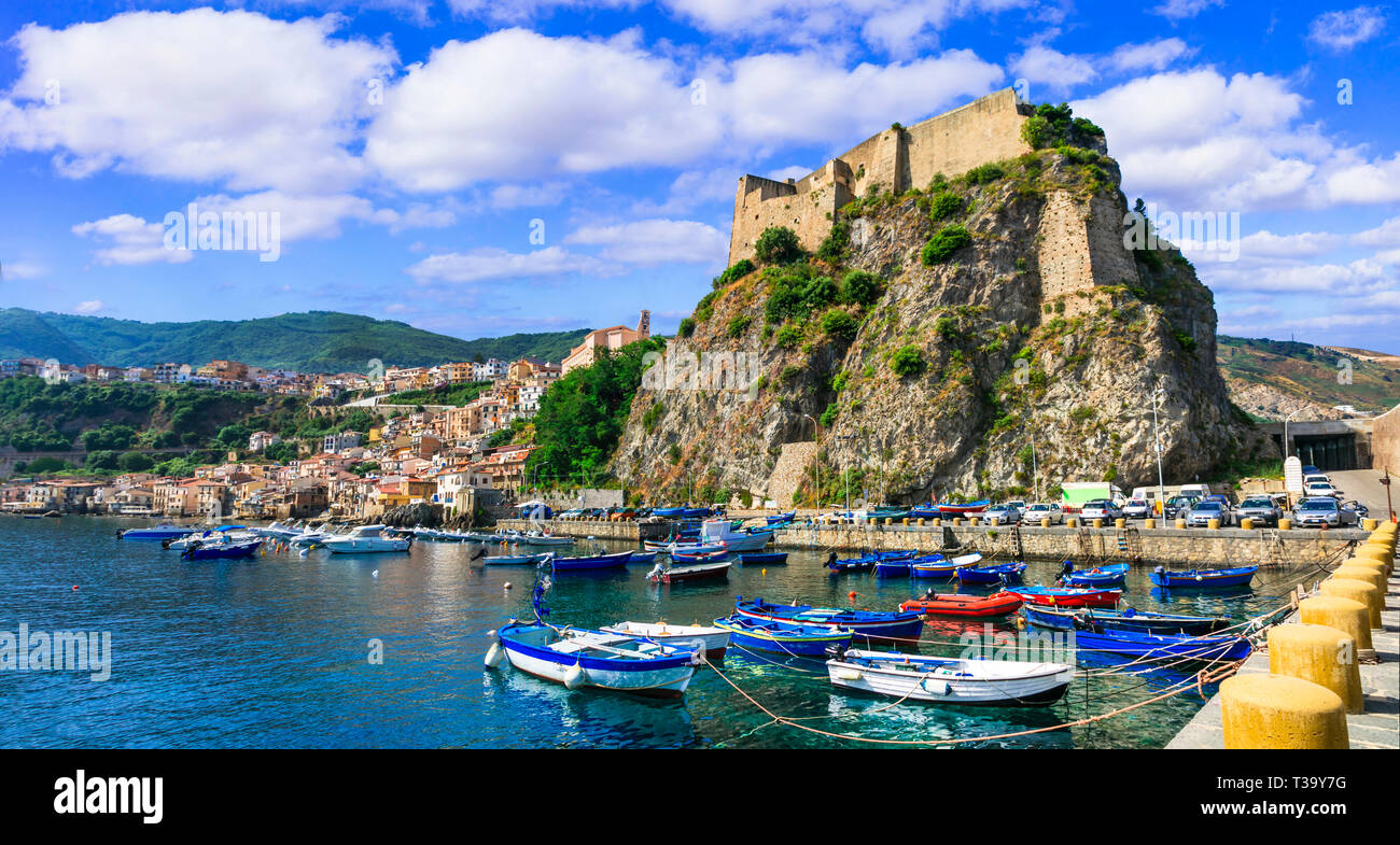 Viaggi in Calabria. vacanze estive a Scilla città. borgo medievale con grandi spiagge. Italia Foto Stock