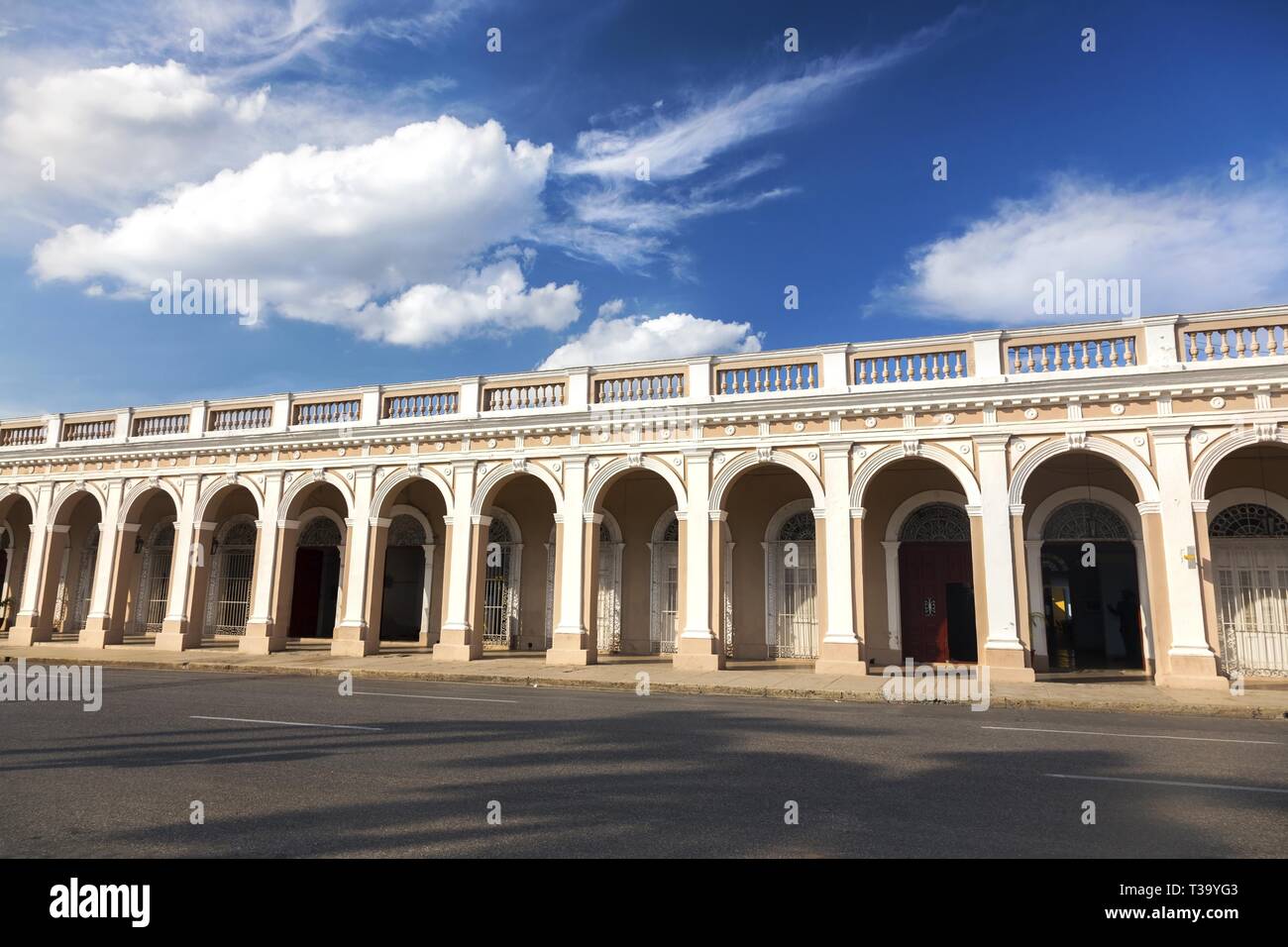 Architettura coloniale spagnola con archi in pietra e skyline blu sulle strade della città di Cienfuegos, Cuba Foto Stock