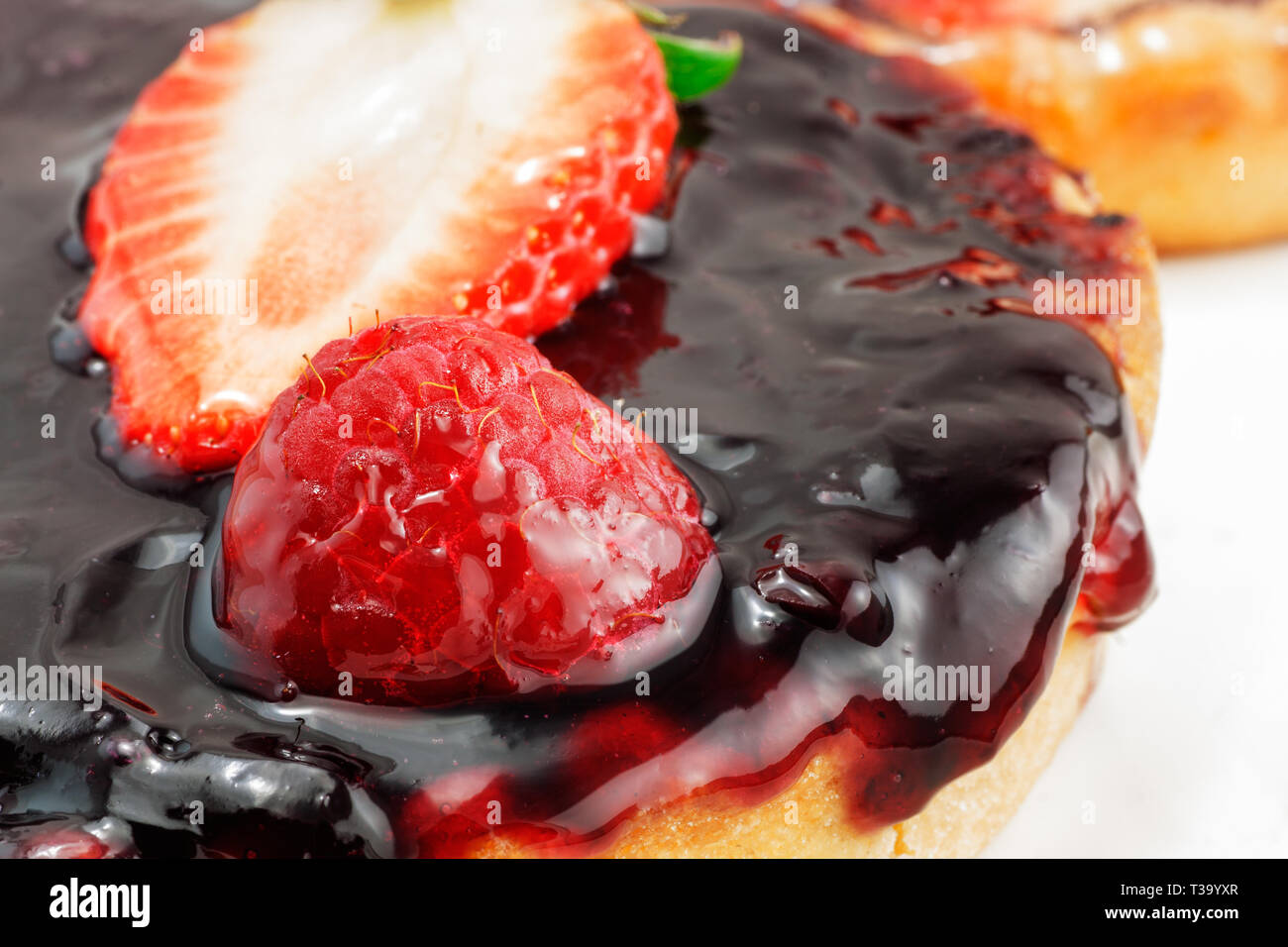 Mini torta di fragole con sciroppo Foto Stock