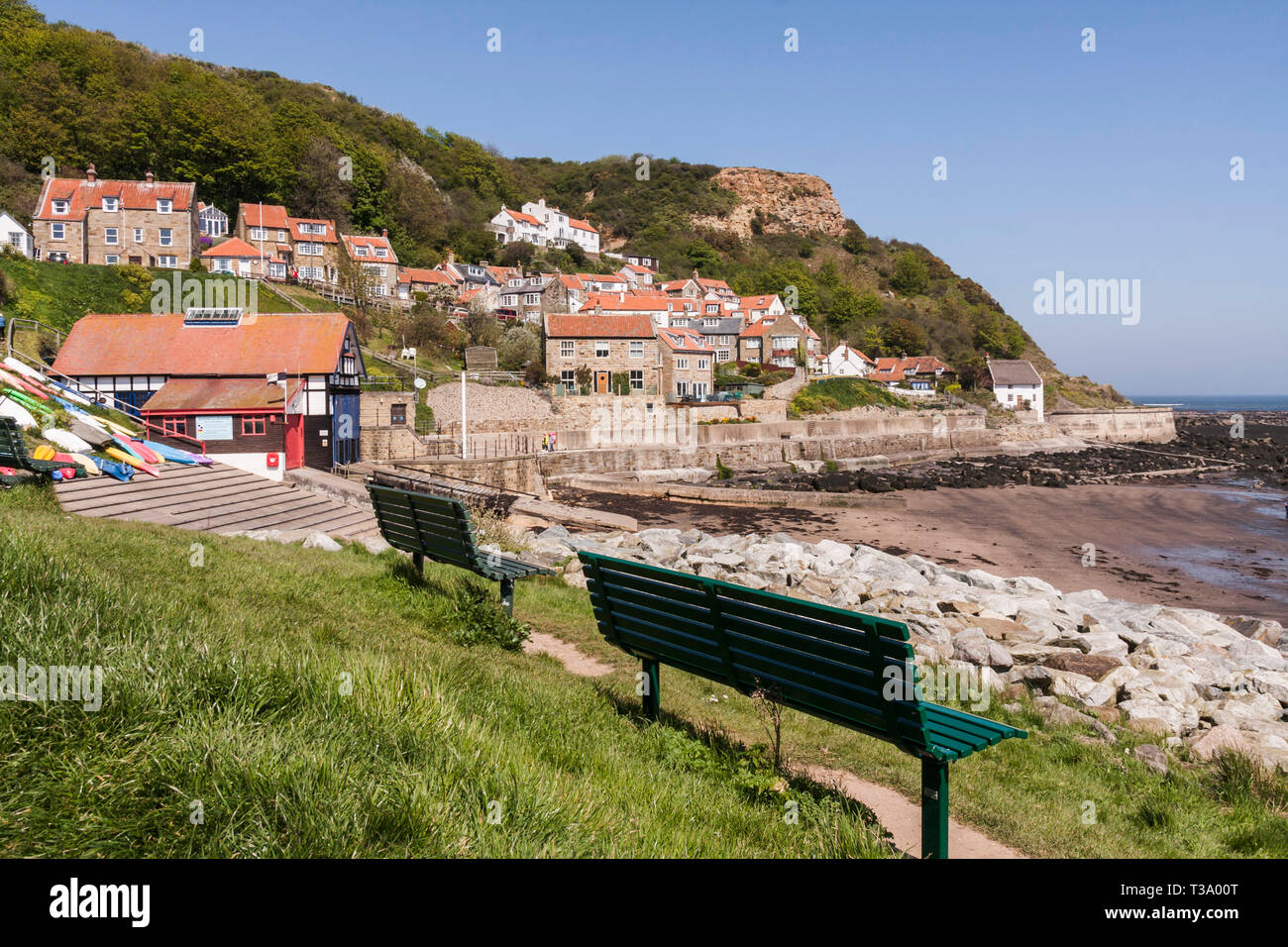 Una vista panoramica della baia di Runswick, un piccolo villaggio di pescatori sulla costa nord est nel North Yorkshire, Inghilterra, Regno Unito Foto Stock
