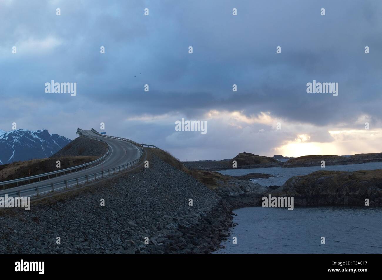 Famosa strada atlantica e il ponte di arco in Norvegia Foto Stock