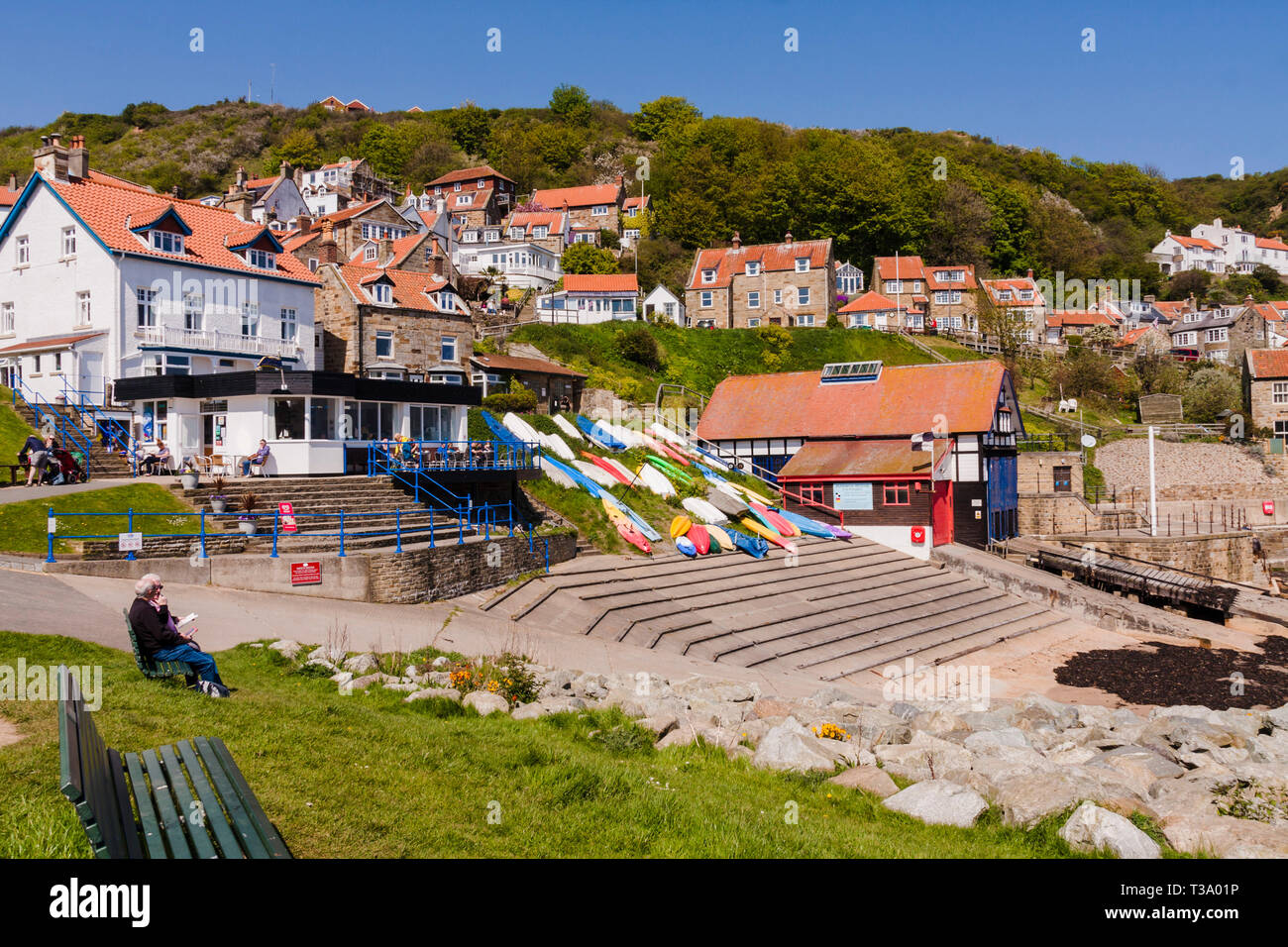 Una vista panoramica della baia di Runswick, un piccolo villaggio di pescatori sulla costa nord est nel North Yorkshire, Inghilterra, Regno Unito Foto Stock