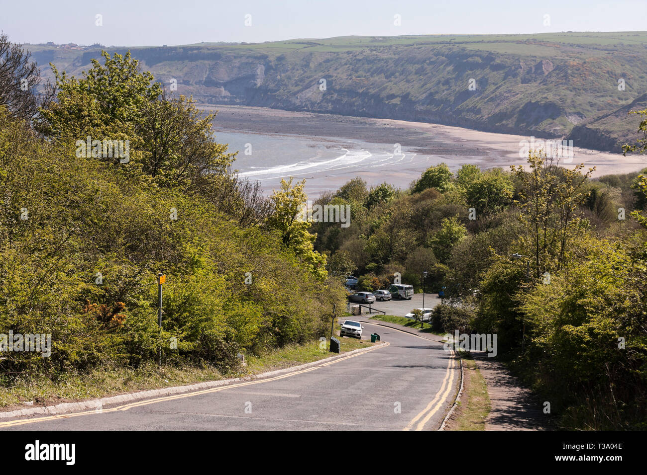 Una vista della sponda ripida conduce a Runswick Bay, un piccolo villaggio di pescatori sulla costa nord est nel North Yorkshire, Inghilterra, Regno Unito Foto Stock