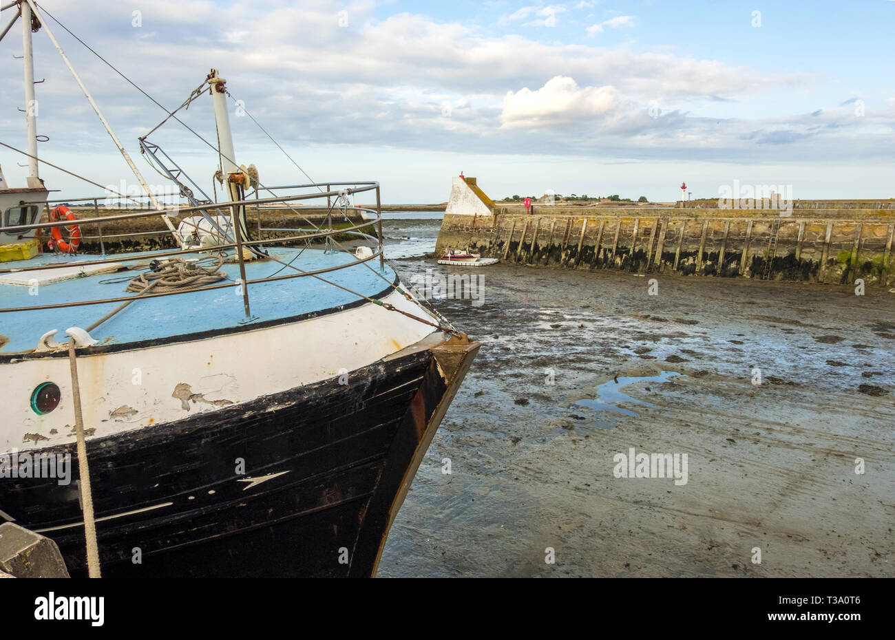 Saint-Vaast-la-Hougue, Francia - 29 agosto 2018: una barca da pesca nel porto di Saint-Vaast-la-Hougue a bassa marea . La Normandia, Francia Foto Stock