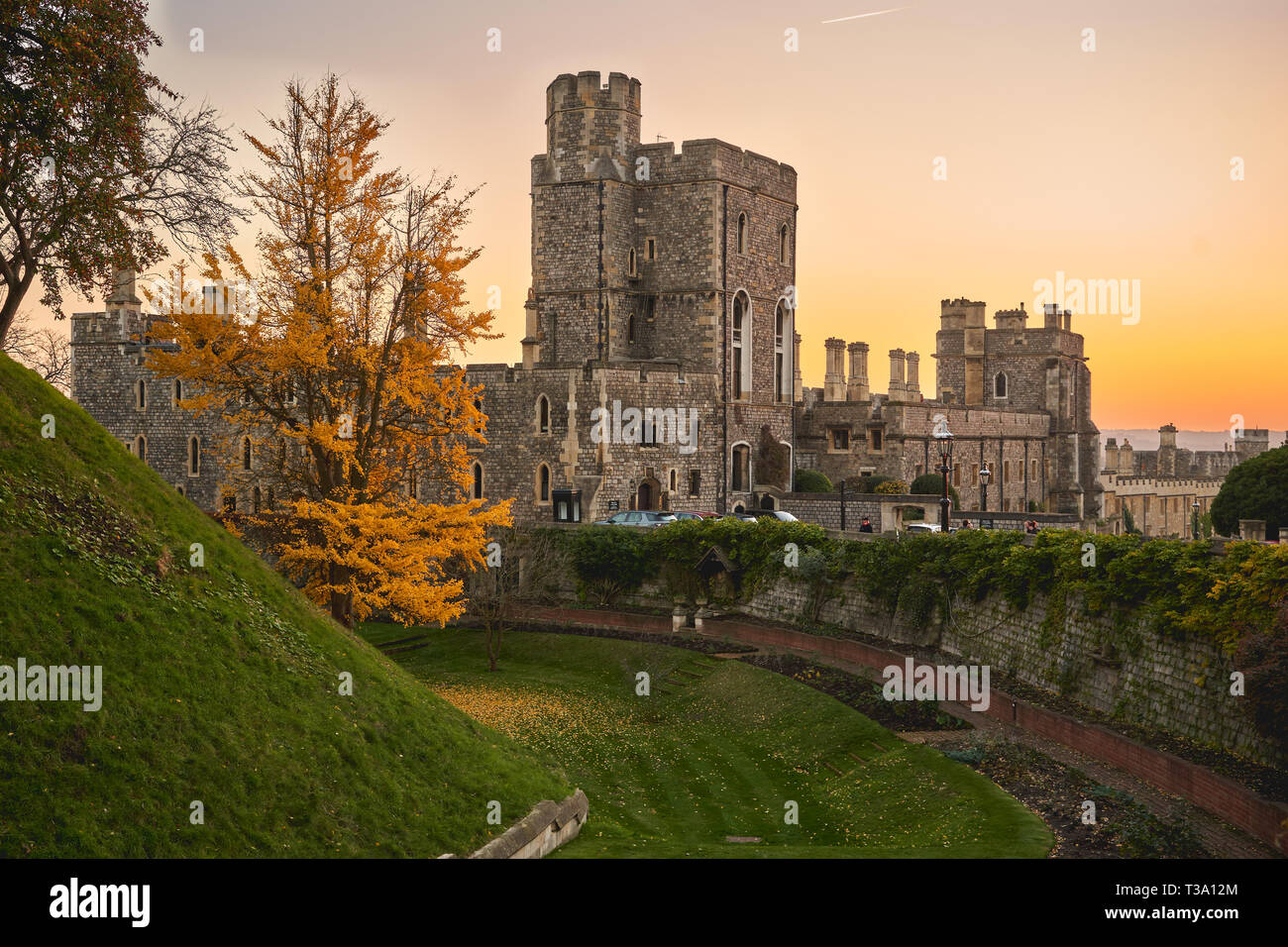 Windsor, Regno Unito - dicembre, 2018. Veduta autunnale al tramonto del Medio Ward e Enrico III torre all'interno del Castello di Windsor. Foto Stock