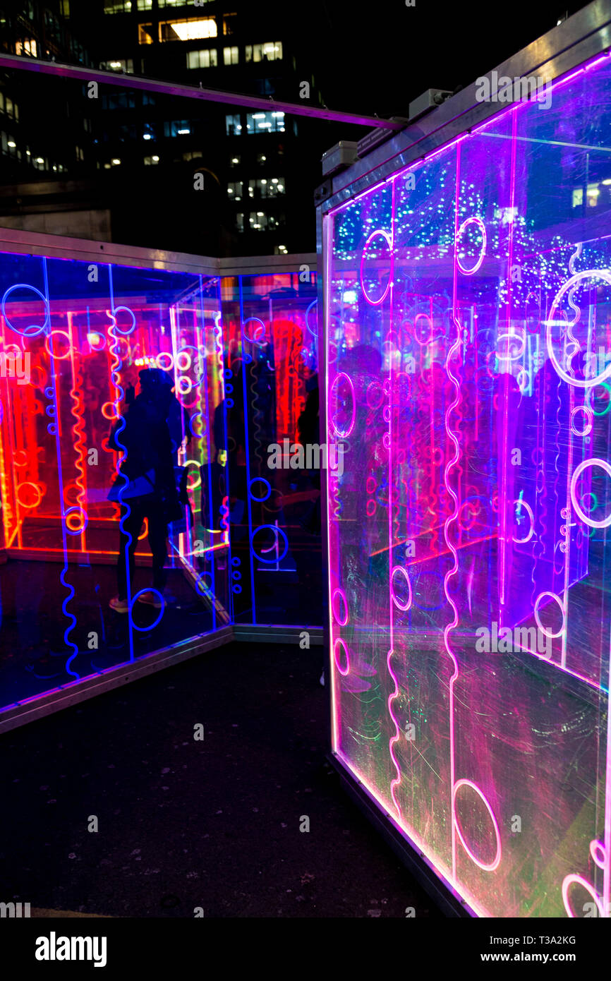 'Luce Heofon Maze" da Ben Busche a Canary Wharf Winter Festival luci 2019, London, Regno Unito Foto Stock