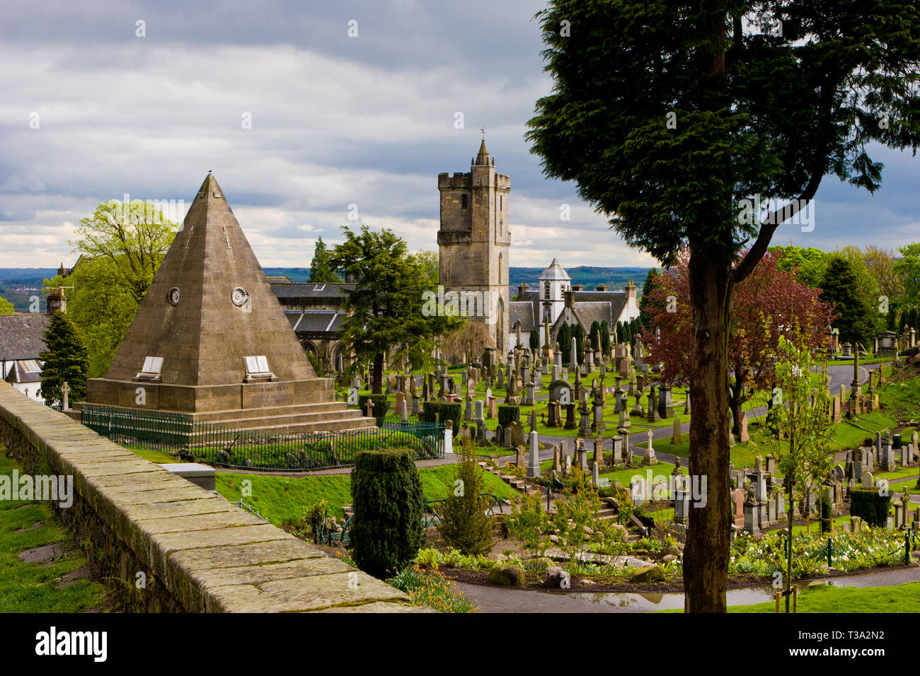 Stella a piramide e Chiesa del Santo rude e cimitero, Stirling, Scozia Foto Stock