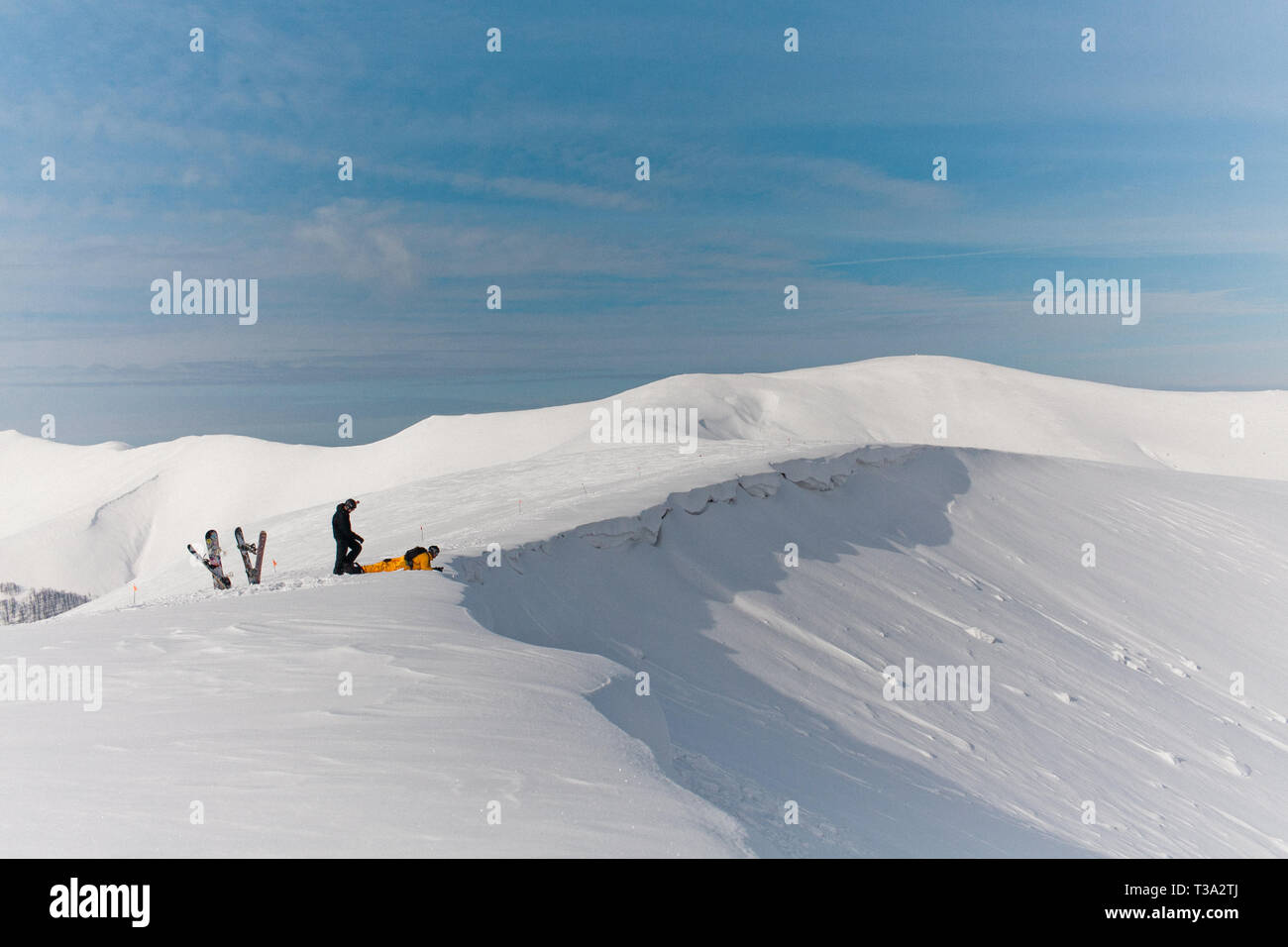 Snowboarder in alta montagna. Paesaggio invernale Foto Stock