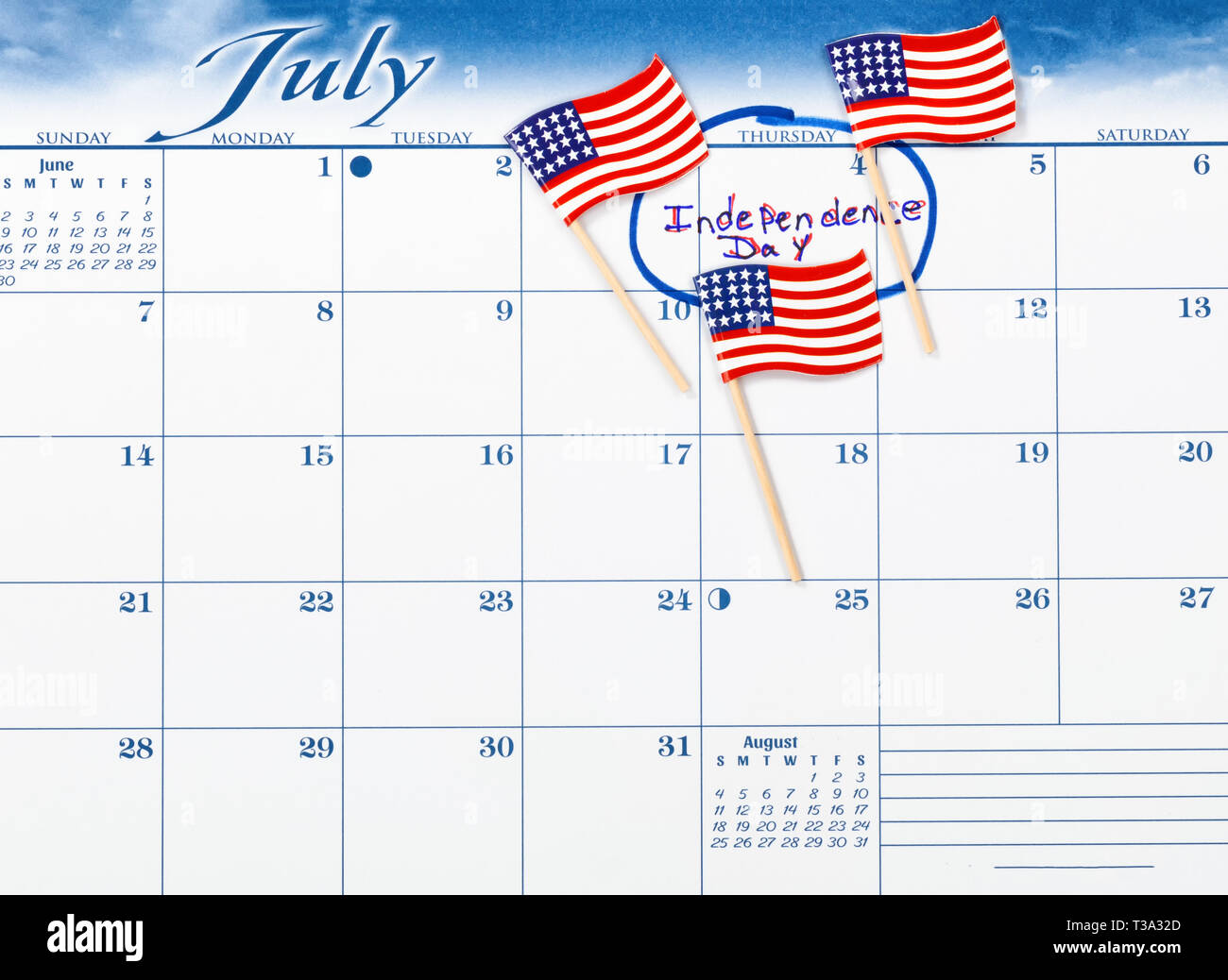 Giorno di indipendenza contrassegnati sul calendario con gli Stati Uniti le bandiere Foto Stock