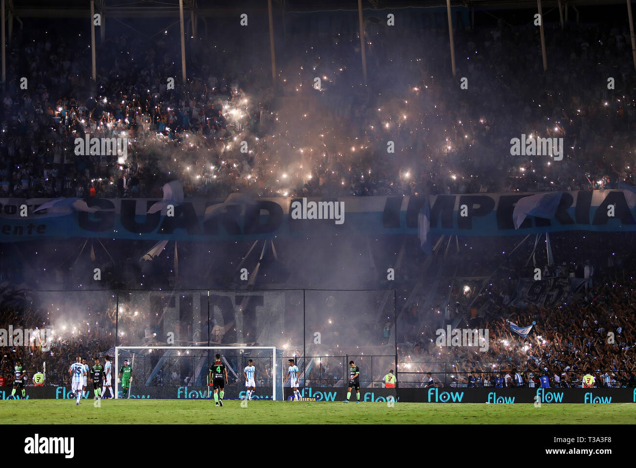 Buenos Aires, Argentina - 07 Aprile 2019: Racing fan club festeggia con razzi nel match racing che diventa campione di Juan Domingo Peron Foto Stock