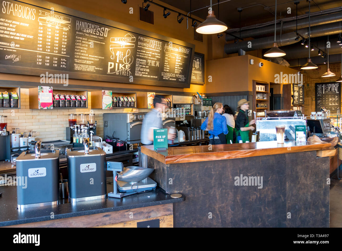 Seattle, Washington - Marzo 2019: lunga esposizione di Starbucks dipendenti lavorano nonstop e la preparazione di bibite fresche per i clienti. Foto Stock