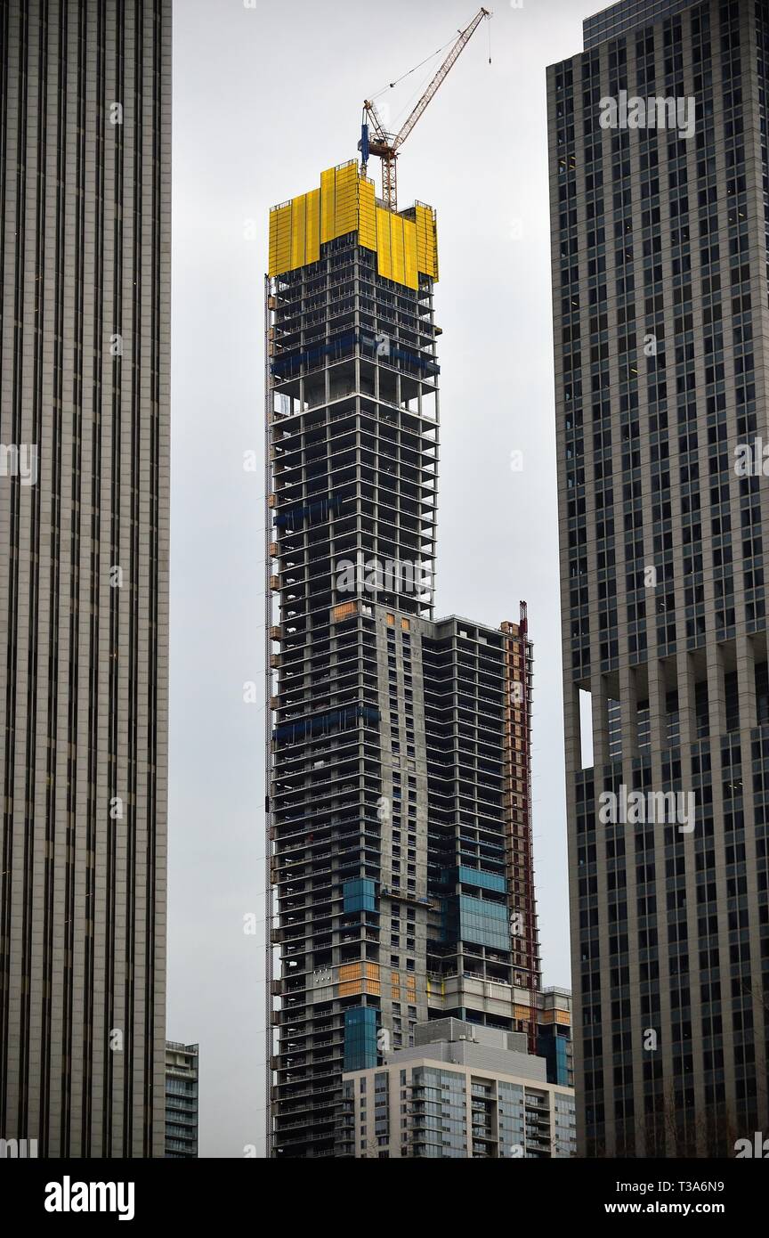 Chicago, Illinois, Stati Uniti d'America. Il sotto costruzione Vista Torre situata tra il Millennium Park e il fiume Chicago prendendo forma mentre in costruzione. Foto Stock