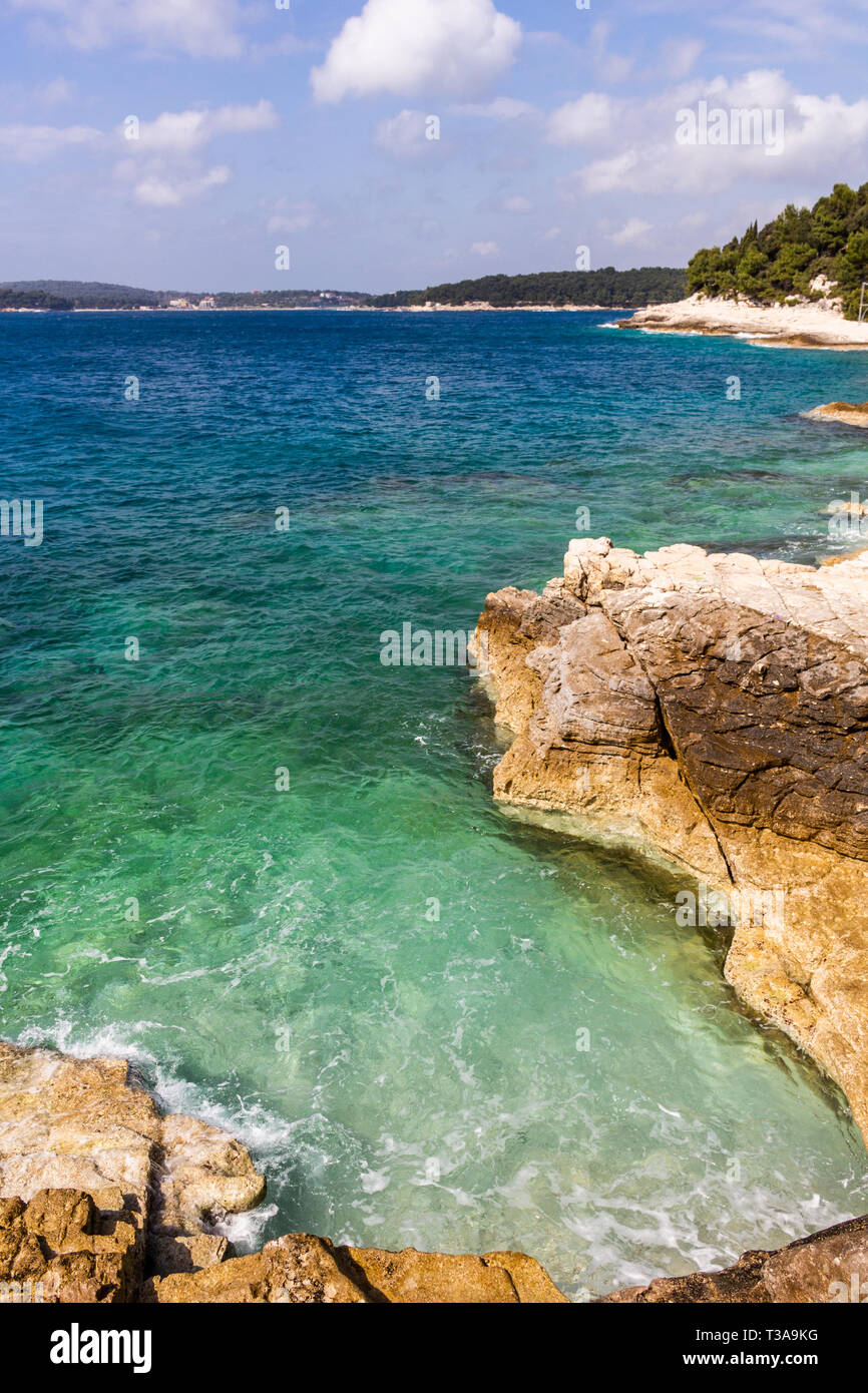 Zlatne Stijene Spiaggia Rocciosa Vicino A Pola In Croazia