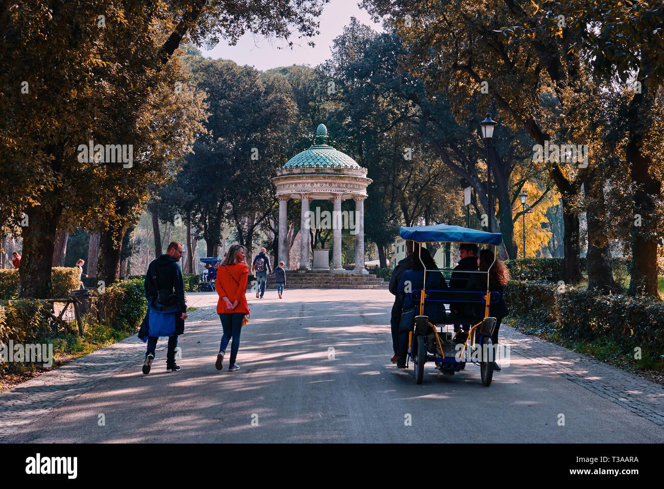 Auto elettrica a villa borghese Foto stock - Alamy