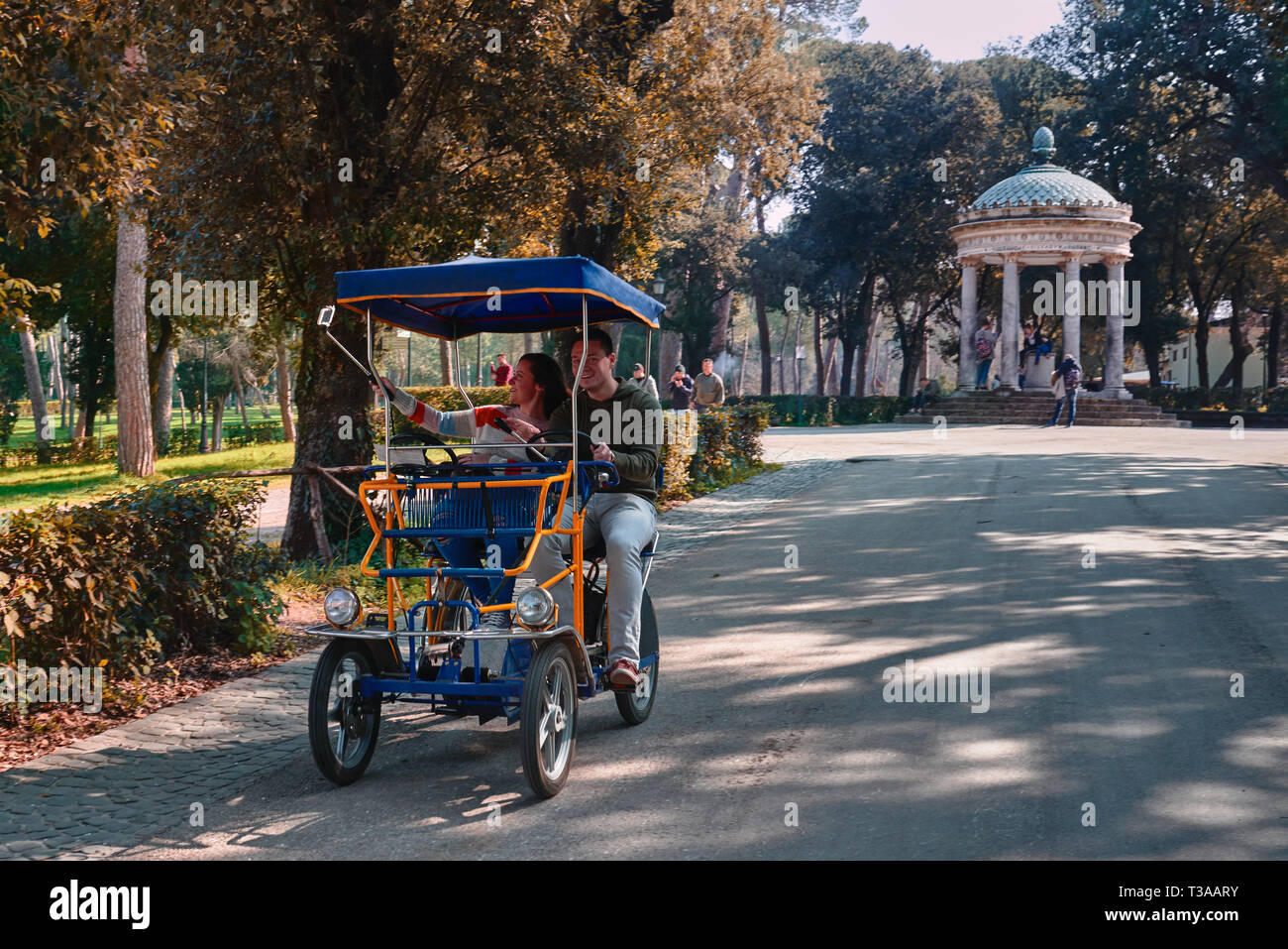 Auto elettrica a villa borghese Foto stock - Alamy