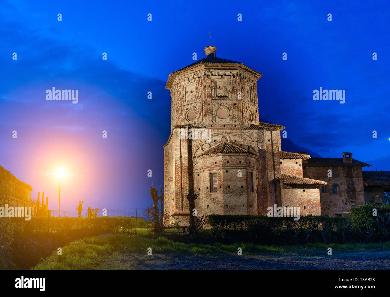 A Comazzo Italia 5 Aprile 2019: l'oratorio di San Biagio in Rossate è un rurale antico edificio religioso, situato in Cascina Rossate nel municipale di un Foto Stock