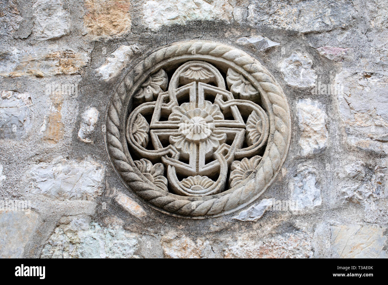 Un rosone o catherine finestra - ortodosso serbo "Praskvica" Monastero, Montenegro. Foto Stock