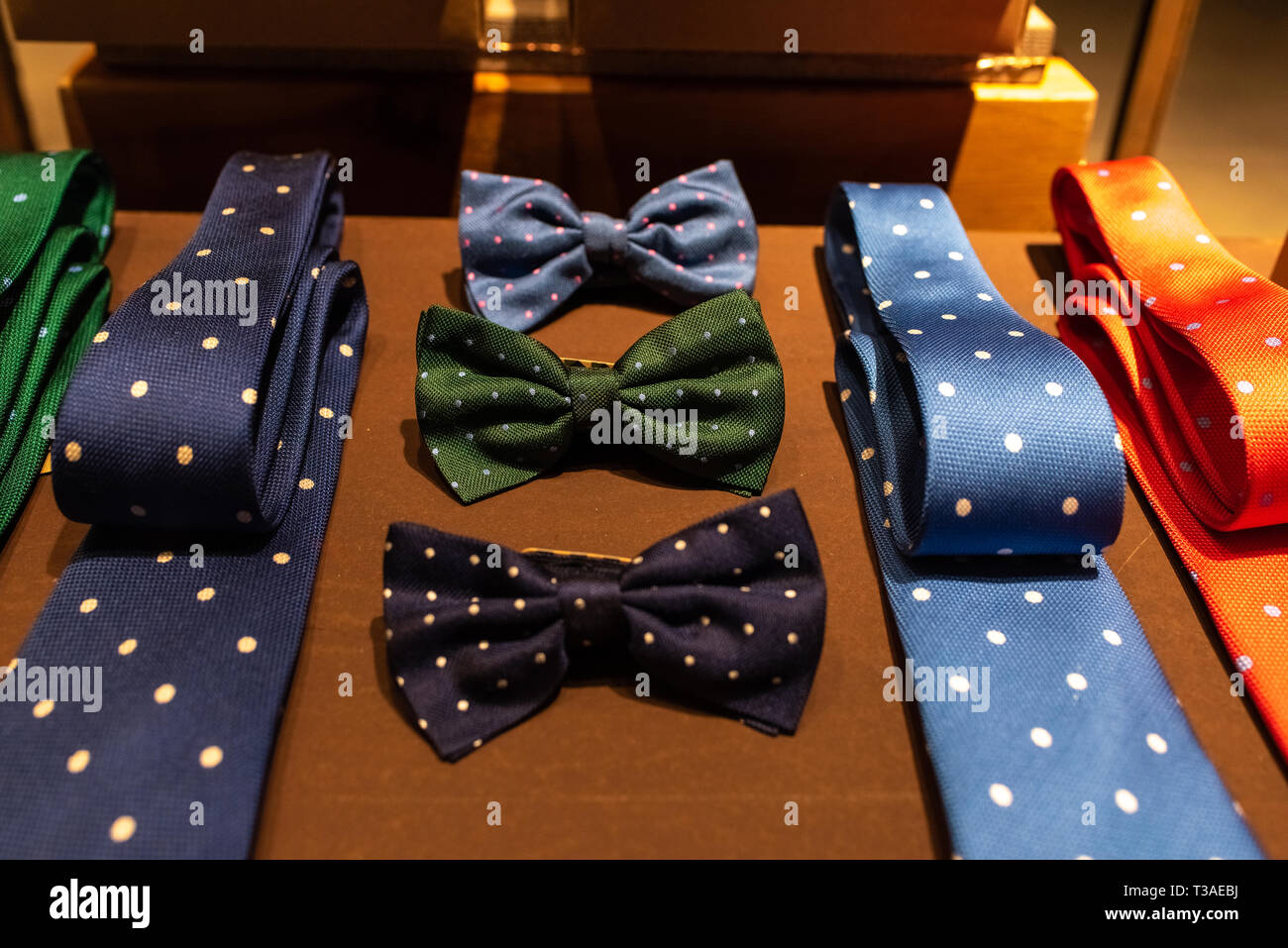 Valencia, Spagna - 2 Gennaio 2019: elegante e colorata Cravatte e Foulard  esposti in una vetrina Foto stock - Alamy