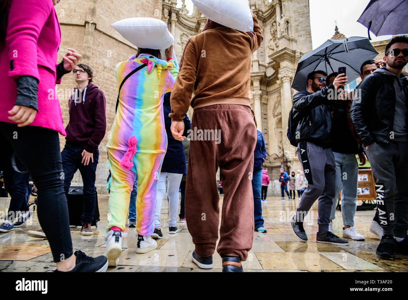 Valencia, Spagna - 6 Aprile 2019: Giovani in disguise camminare per la strada verso una festa in costume. Foto Stock