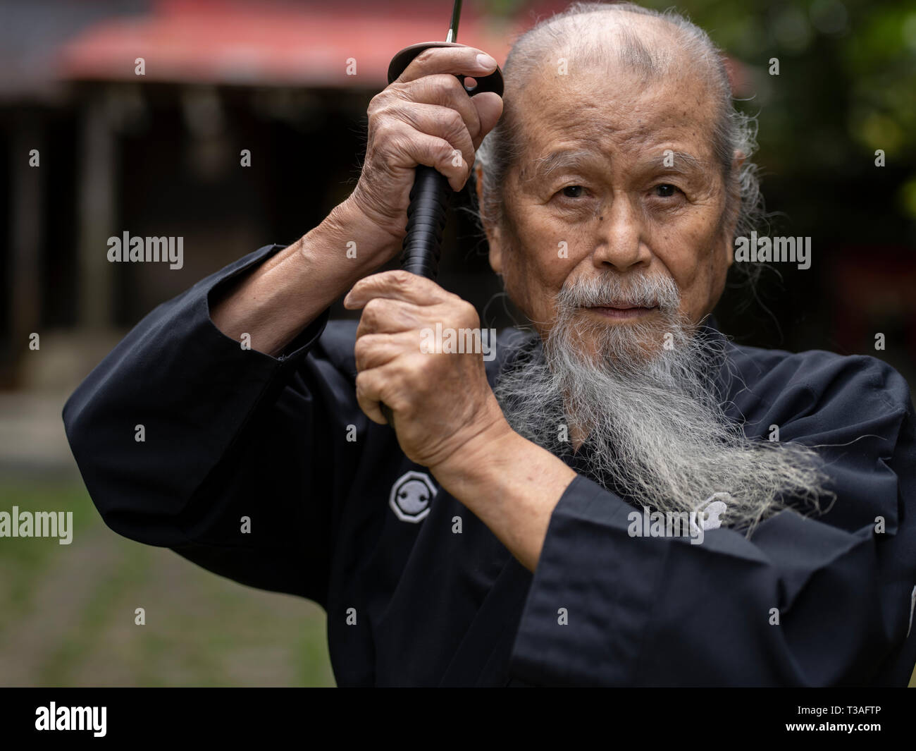 83-anno-vecchio Hisao Hamamoto, iaido master con la spada samurai di Okinawa in Giappone. Nome dello stile è Koden HachimanRyu Jissen BattoJutsu Hamamotoden BattoKai Foto Stock