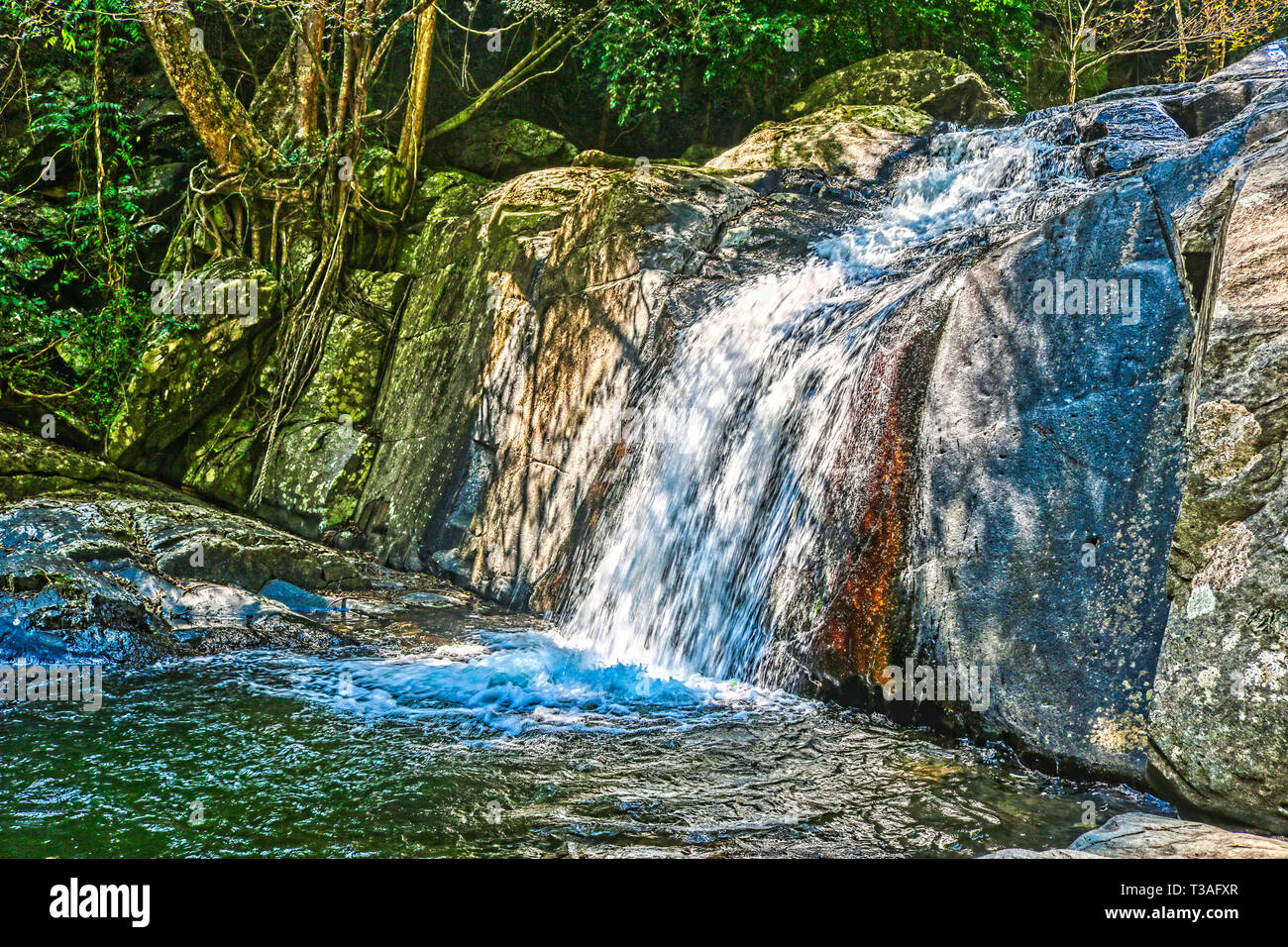 Questa unica foto mostra la giungla cascata e splendida natura anche chiamato Palau cascata Hua Hin in Thailandia Foto Stock