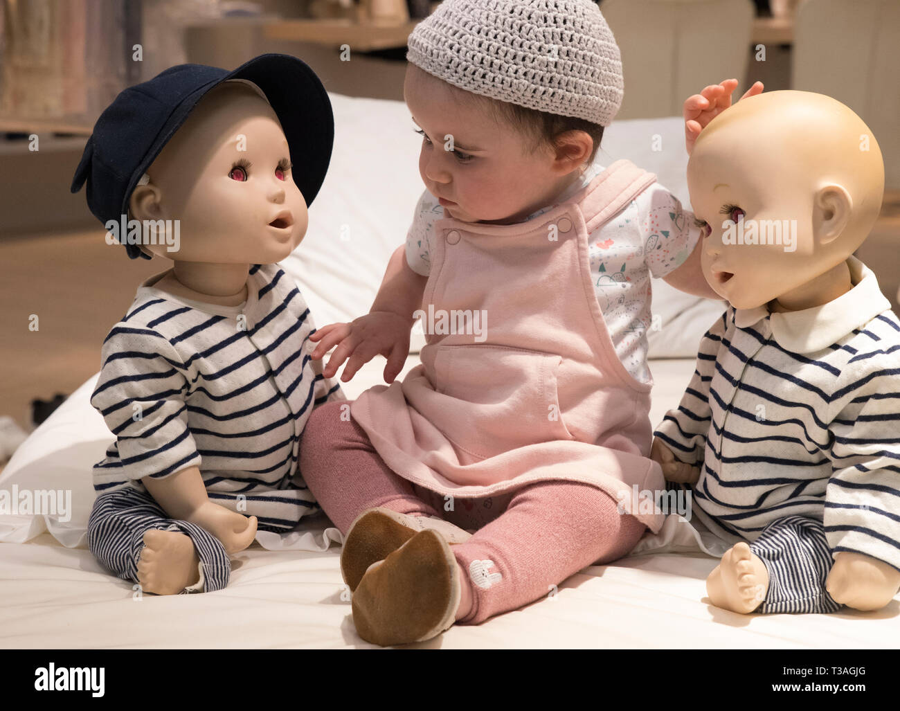 Il bambino gioca con baby manequin bambole in negozio giapponese. Foto Stock