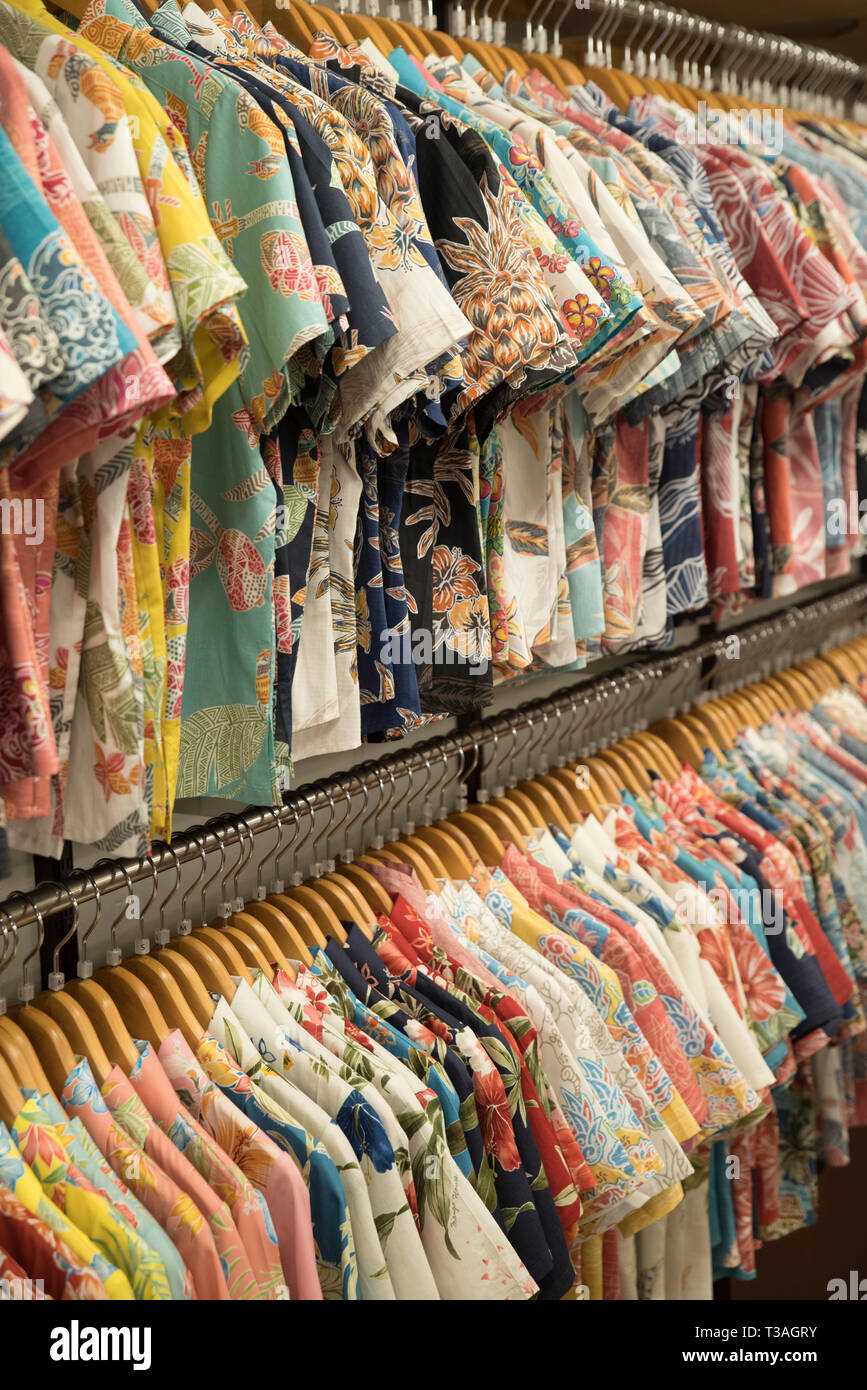 Kariyushi magliette al Mango House store Sul Kokusai Street nel centro della citta' di Naha, a Okinawa, Giappone Foto Stock