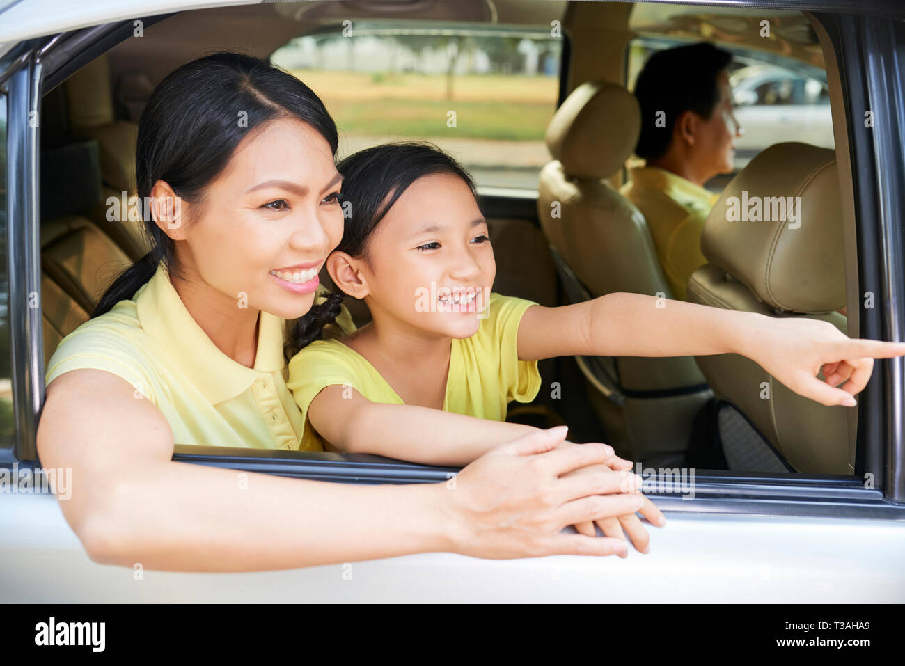 Madre e figlia godendo di vista dalla finestra auto Foto Stock