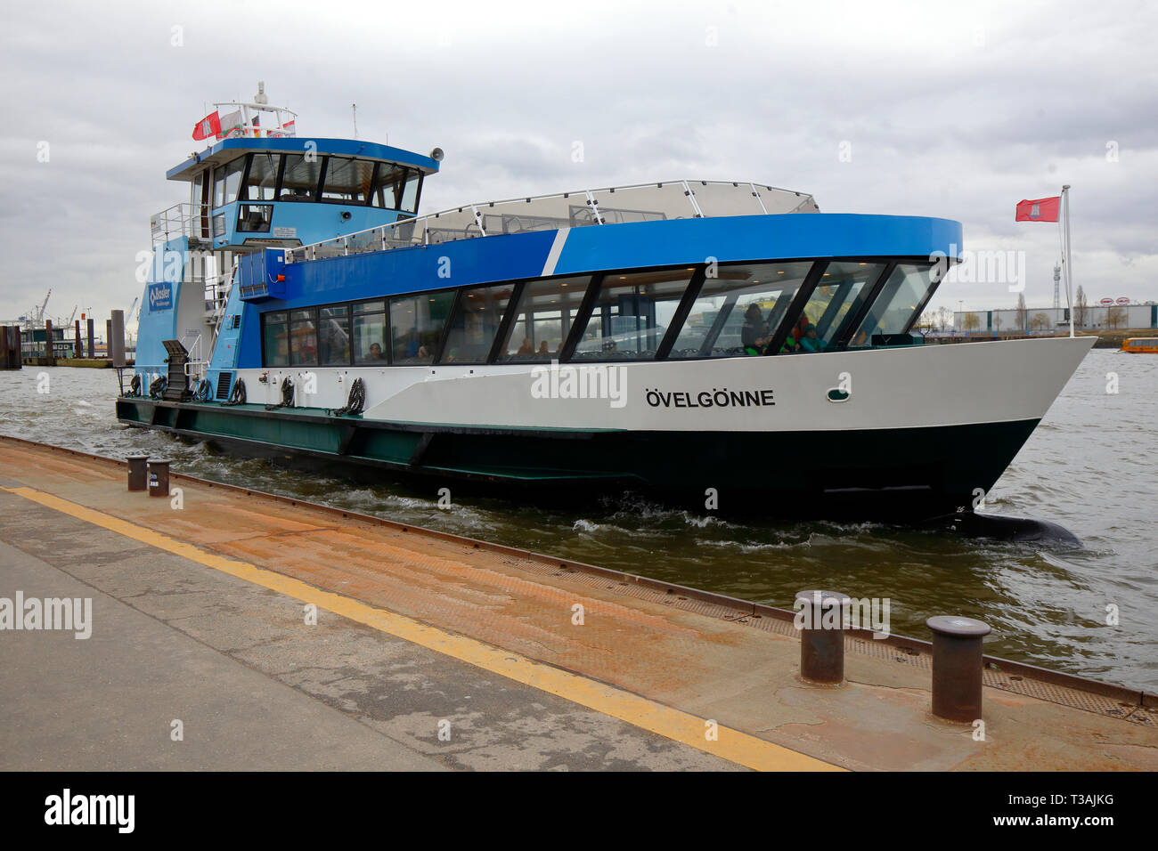 Traghetto passeggeri sul fiume Elba ad Amburgo, Germania Foto Stock