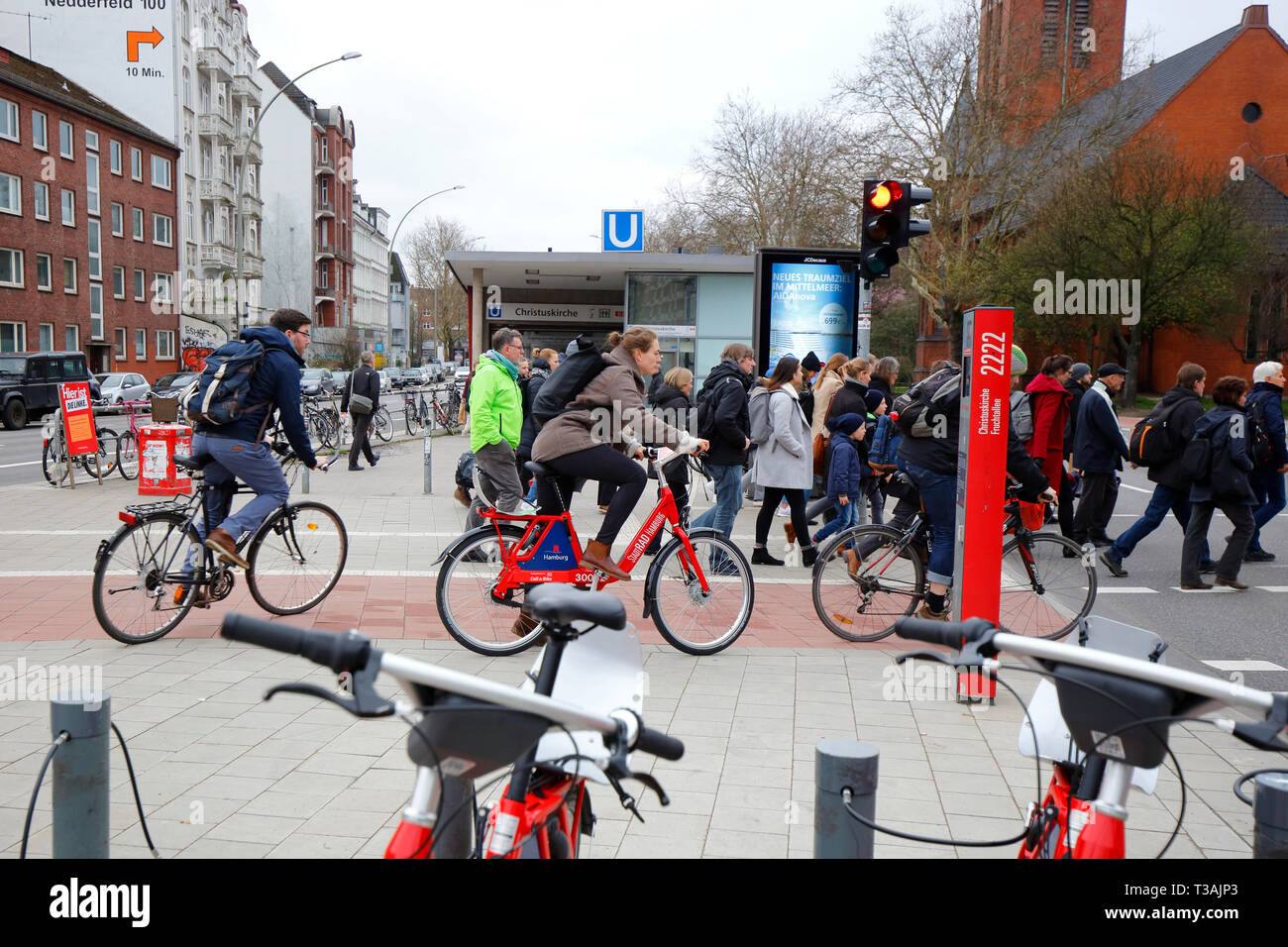 Pendolari e pendolari in bicicletta vicino alla stazione Christuskirsche U Bahn di Amburgo, Germania Foto Stock