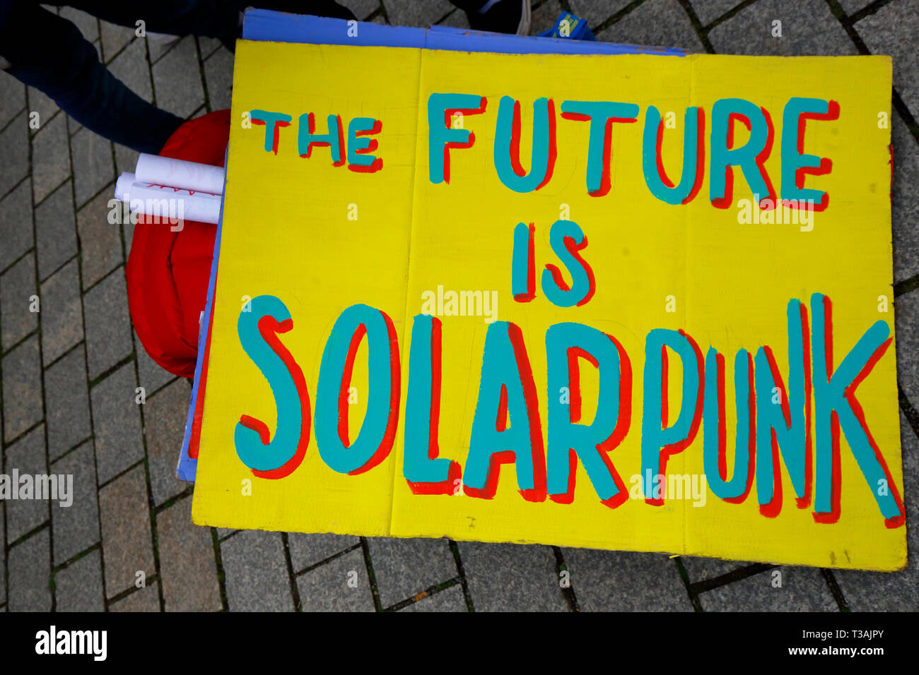 Un segno " Il futuro è Solarpunk' al 29 marzo 2019 il venerdì per il futuro della scuola sciopero per il clima marzo a Berlino, Germania Foto Stock