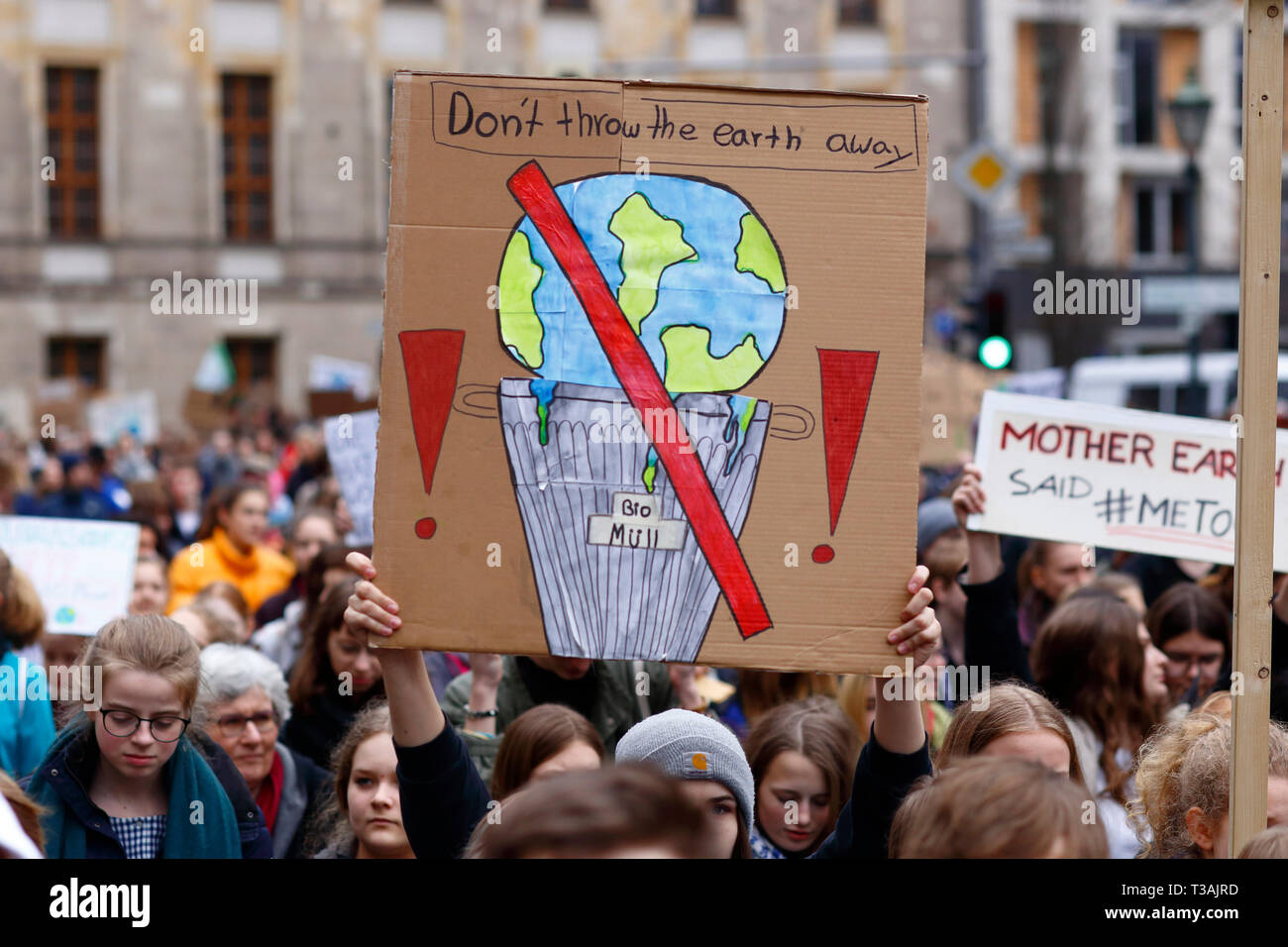 Una persona che detiene un segno "Non buttare la terra lontana" al 29 marzo 2019 il venerdì per il futuro della scuola sciopero per il clima marzo a Berlino, Germania Foto Stock