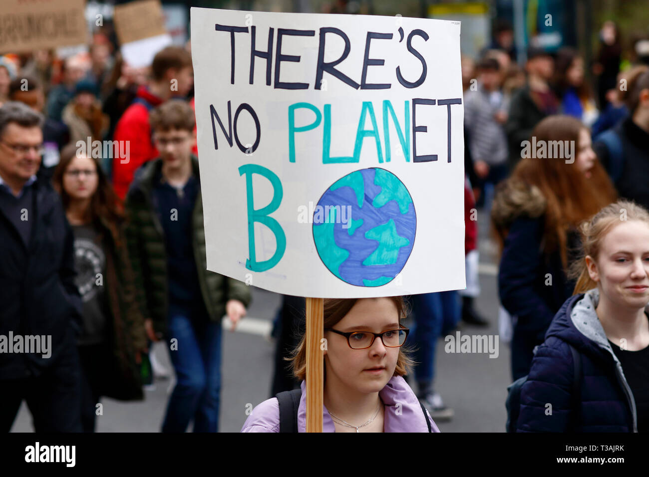 Un giovane tiene in mano un cartello "There's No Planet B" al venerdì 29 marzo 2019 per il futuro sciopero scolastico per la marcia climatica a Berlino, in Germania Foto Stock