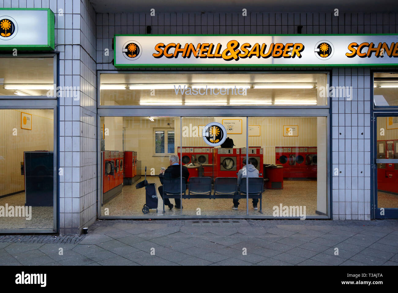 Schnell & Sauber Waschcenter, Berlino, Germania. esterna di una lavanderia a gettoni. Foto Stock