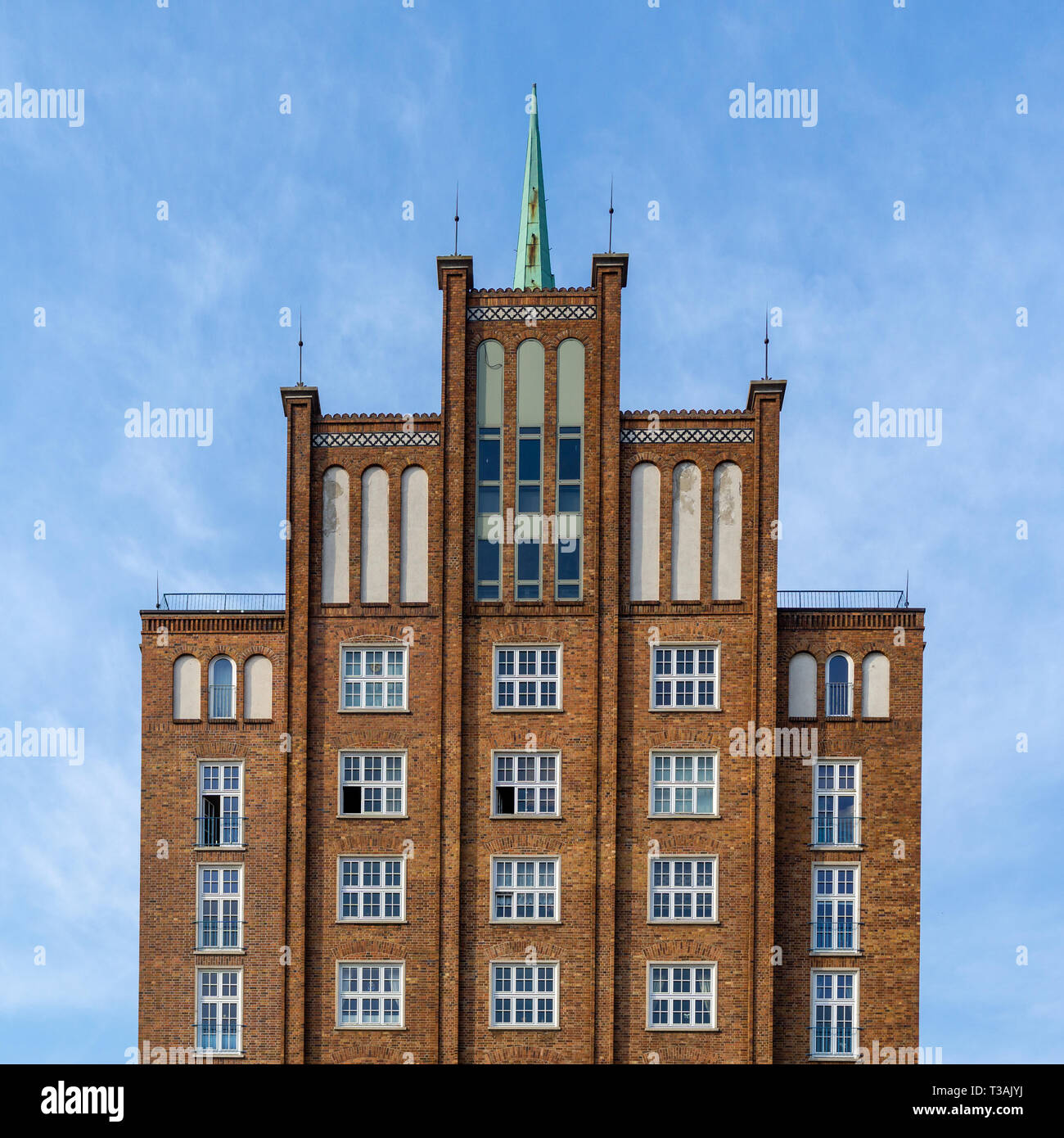 Facciata di un vecchio edificio nella città di Rostock - vecchio edificio adibito allo stoccaggio della Lega Anseatica Foto Stock