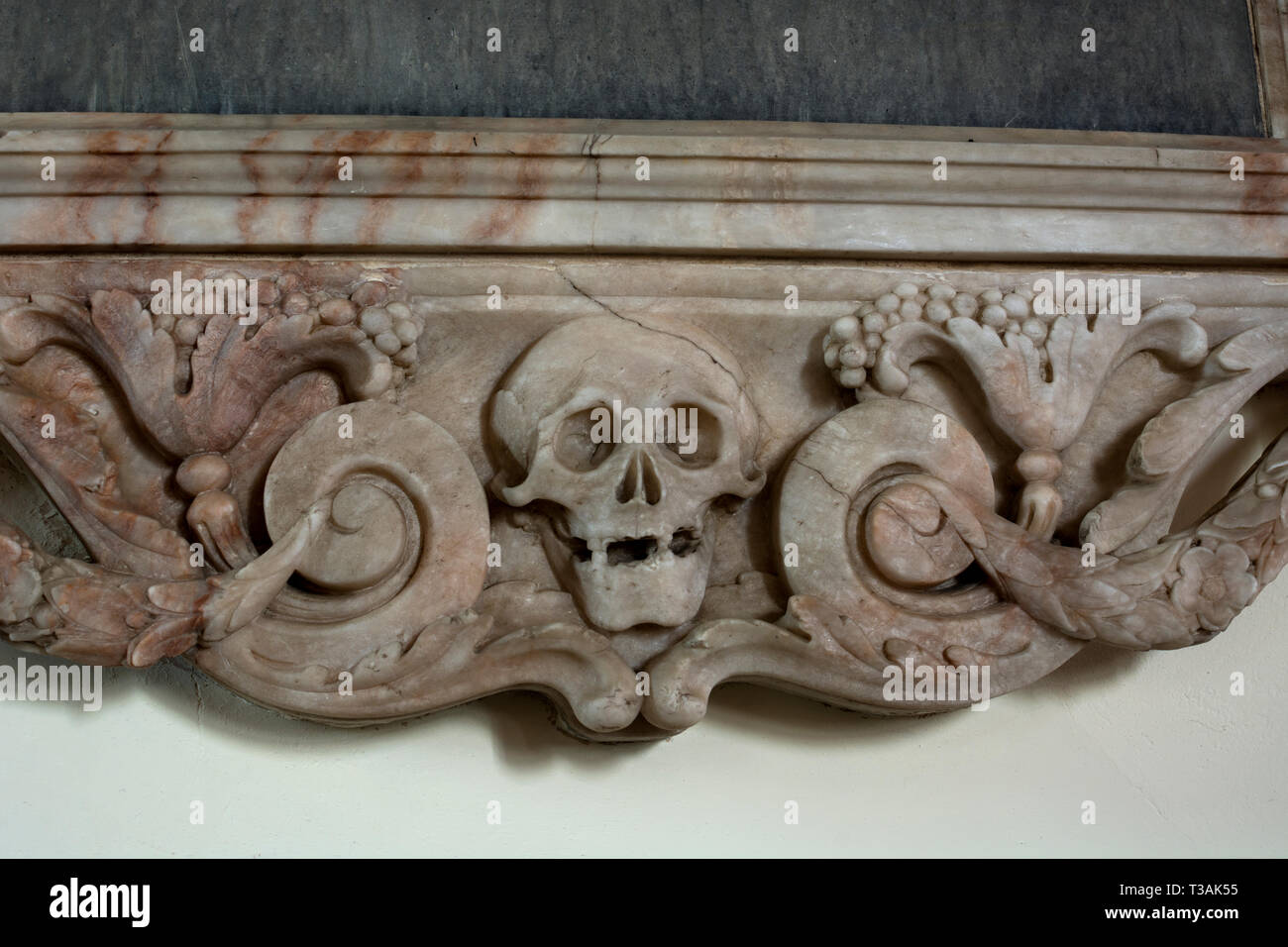 Un memento mori su una lapide nella Basilica di Santa Maria Vergine Chiesa, Dodford, Northamptonshire, England, Regno Unito Foto Stock