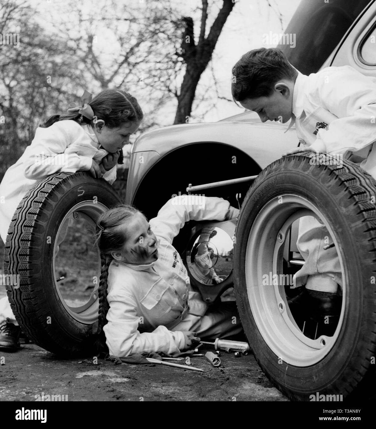 Educazione alla sicurezza stradale, bambini sostituire un pneumatico, 1967 Foto Stock