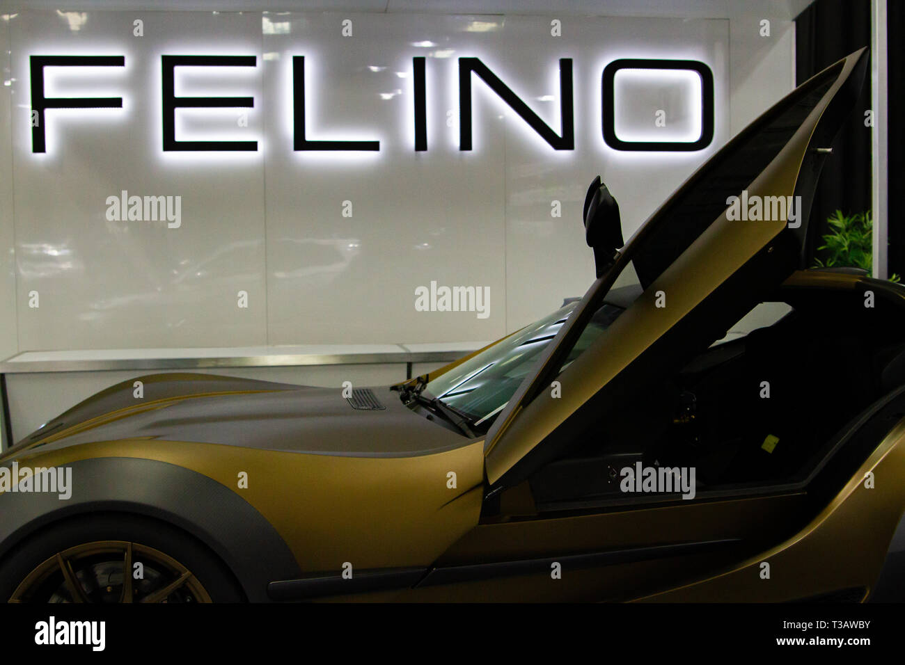 Edmonton Motor Show auto Premier- Felino vetture annuncia il felino cB7r, uno dei soli 10 essendo realizzata e prodotta in Laval Quebec, Canada. Vendita al dettaglio per $365.000 cdn, il felino cB7 è personalizzato, una sola auto alla volta, secondo i gusti e le richieste del cliente. Le vetture sono in grado di raggiungere velocità superiori a 300 km/h. 2 del cB7r sono già venduti e uno era già stato consegnato. La sua sorella modello cB7+ è più leggero e più potente. Foto Stock