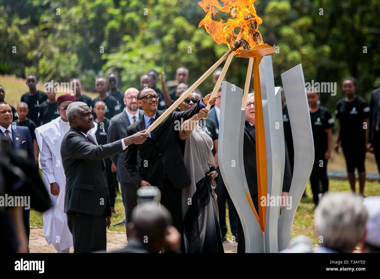 (190408) -- Kigali, 8 aprile 2019 (Xinhua) -- il presidente rwandese Paul Kagame, sua moglie Jeannette Kagame, Unione Africana Commissione Presidente Moussa Faki Mahamat e il Presidente della Commissione Europea Jean Claude Juncker luce della fiamma del ricordo a Kigali Genocide Memorial durante la commemorazione del XXV anniversario del 1994 genocidio ruandese contro i Tutsi a Kigali, capitale del Rwanda, il 7 aprile 2019. Ruandesi di domenica ha iniziato la commemorazione per il XXV anniversario del genocidio del 1994 che ha lasciato oltre 1 milioni di morti, soprattutto persone di etnia tutsi, con Presidente Pual Foto Stock