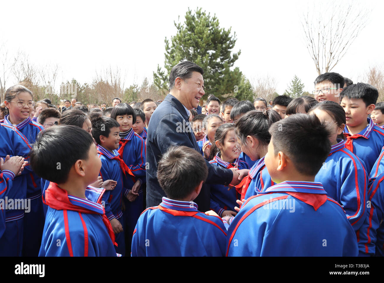 Pechino, Cina. 8 apr, 2019. Il presidente cinese Xi Jinping, anche segretario generale del Partito Comunista della Cina Comitato Centrale e Presidente della Commissione militare centrale, colloqui con i bambini della scuola come frequenta una piantagione di alberi attività nel Distretto di Tongzhou di Pechino, capitale della Cina, 8 aprile 2019. Altra parte e membro leader, inclusi Li Zhanshu, Wang Yang, Wang Huning Zhao Leji, Han Zheng e Wang Qishan ha partecipato anche l'attività. Credito: Ju Peng/Xinhua/Alamy Live News Foto Stock